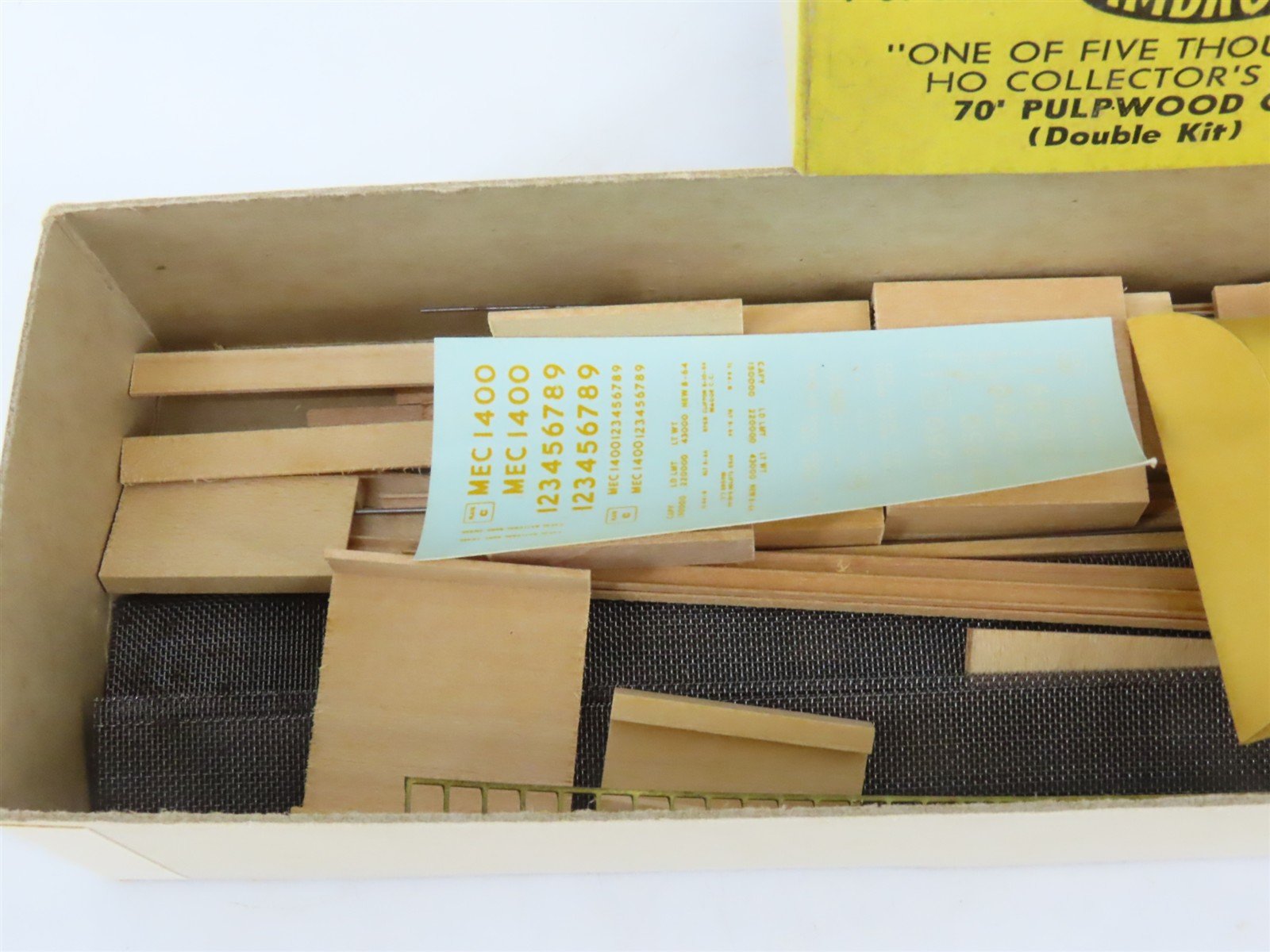 HO Scale Ambroid Double Kit No 5 MEC/BAR 70' Pulpwood 70-Ton Bulkhead Flat Car