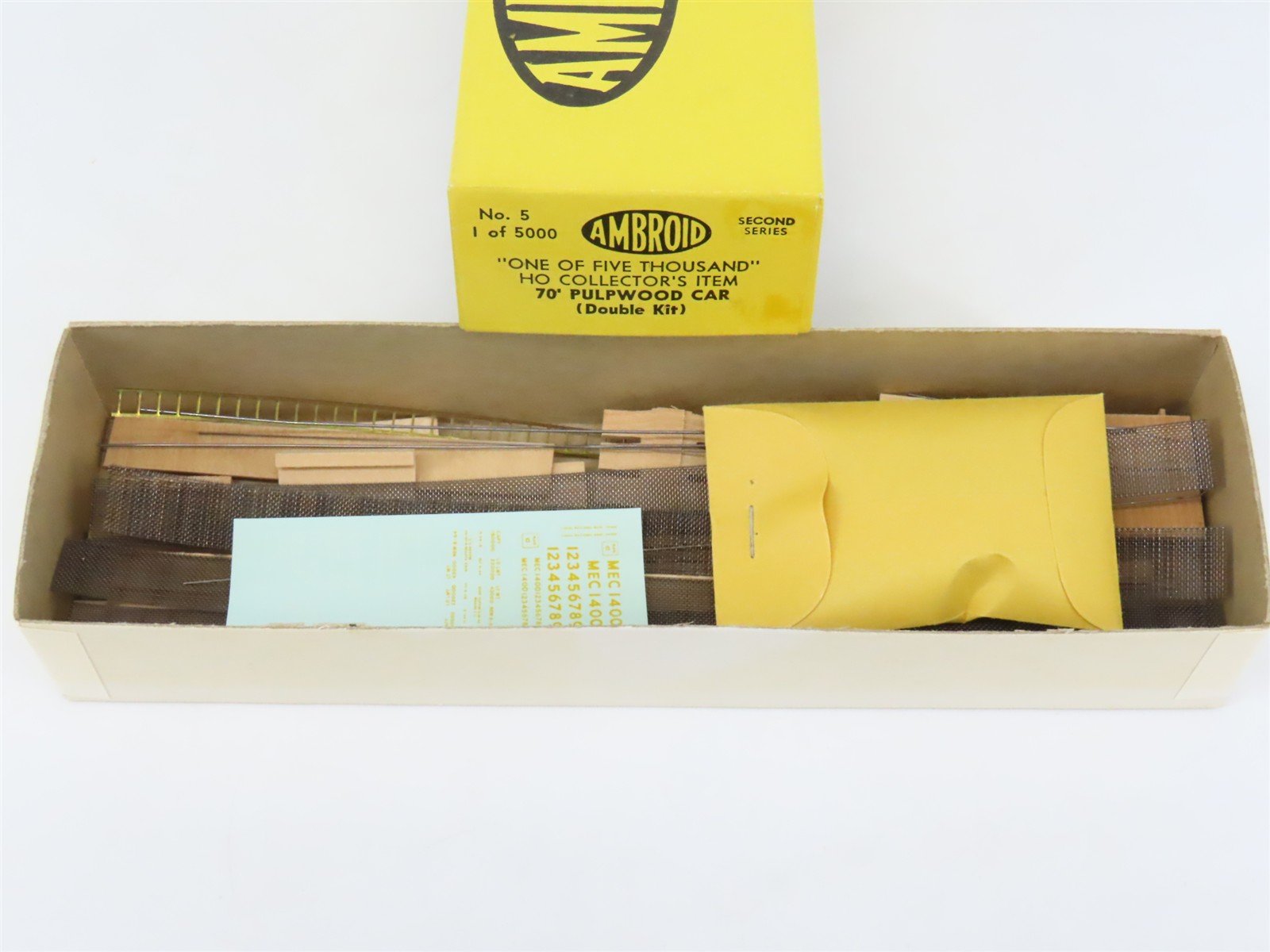 HO Scale Ambroid Double Kit No 5 MEC/BAR 70' Pulpwood 70-Ton Bulkhead Flat Car
