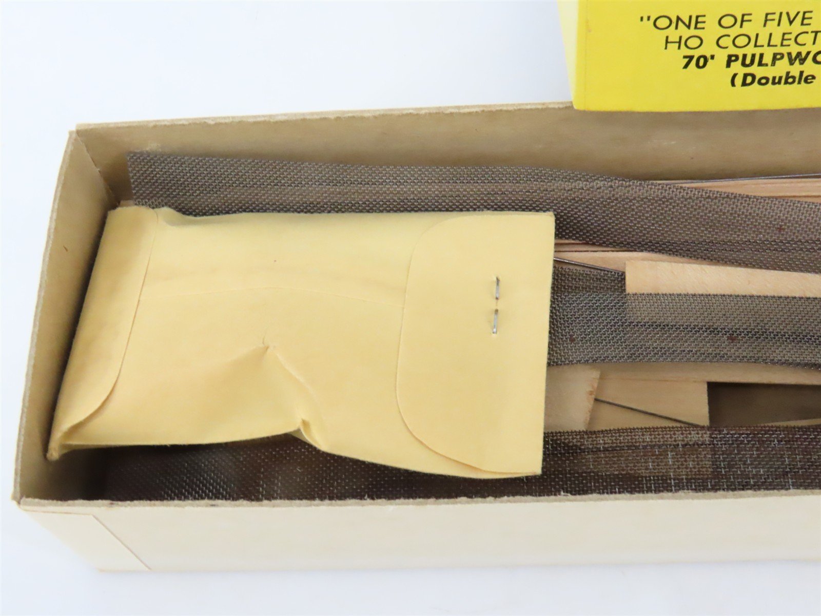 HO Scale Ambroid Double Kit No 5 MEC/BAR 70' Pulpwood 70-Ton Bulkhead Flat Car