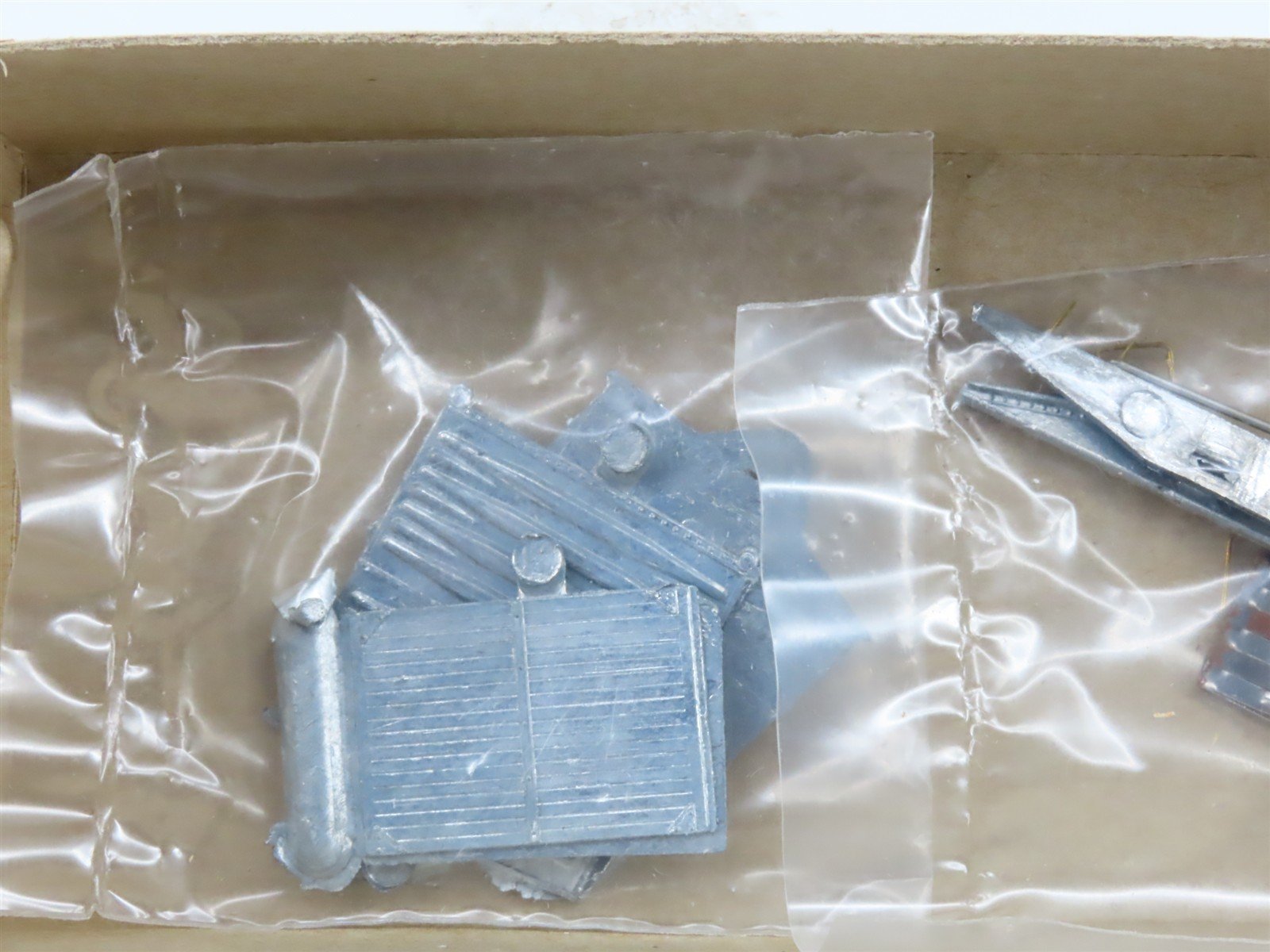 HO Scale Silver Streak Kit GN Great Northern Railway Single Door Box Car #23732