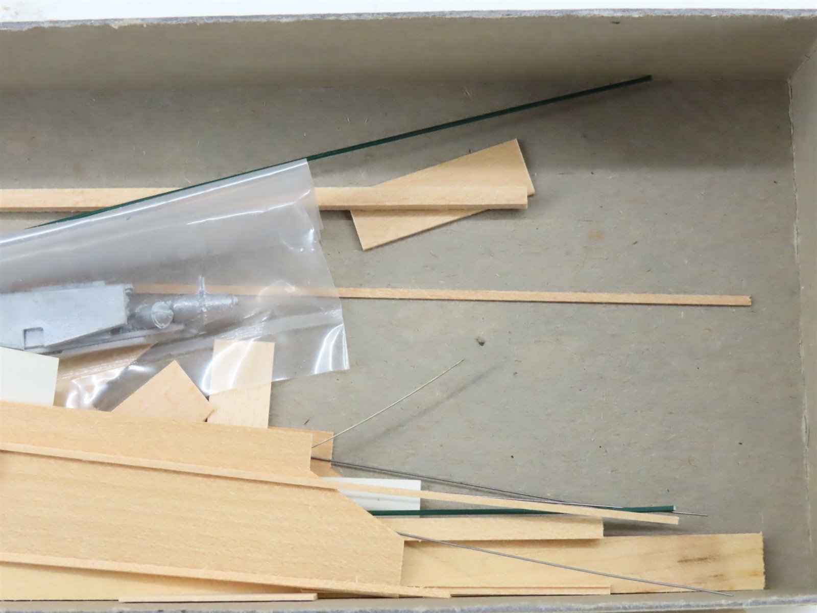 HO Scale Quality Craft Models Kit 1973 PRR Pennsylvania 2-Bay Hopper #220301