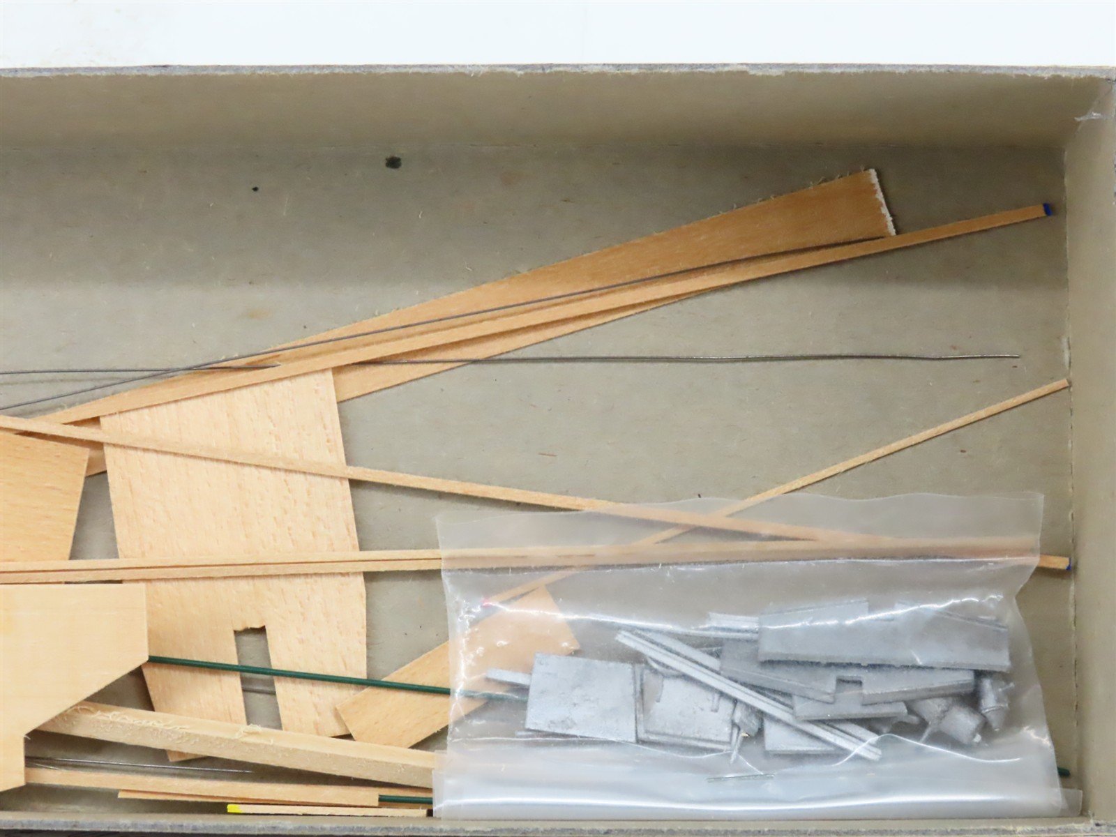 HO Scale Quality Craft Models Kit 1973 N&W Norfolk & Western 2-Bay Hopper #38288