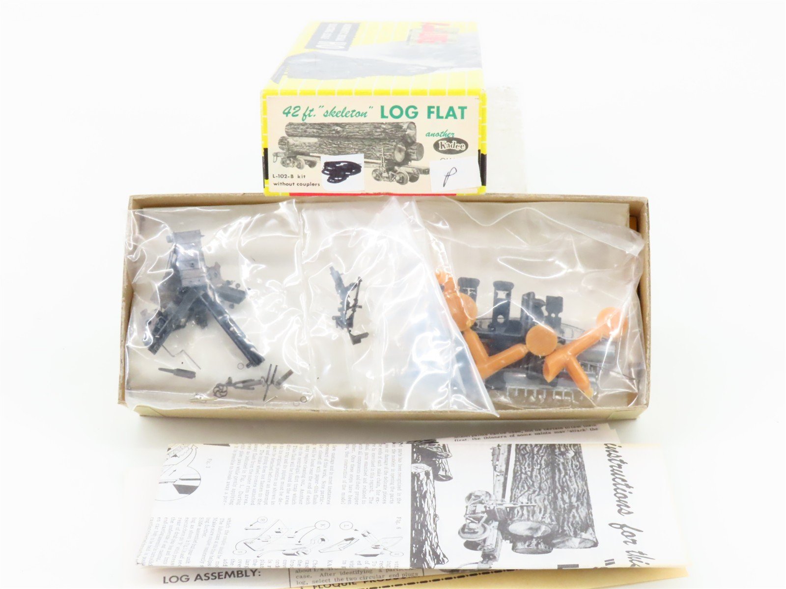 HO Scale Kadee Kit L-102-B Wood Unlettered 42' Skeleton Log Flat Car w/ Logs