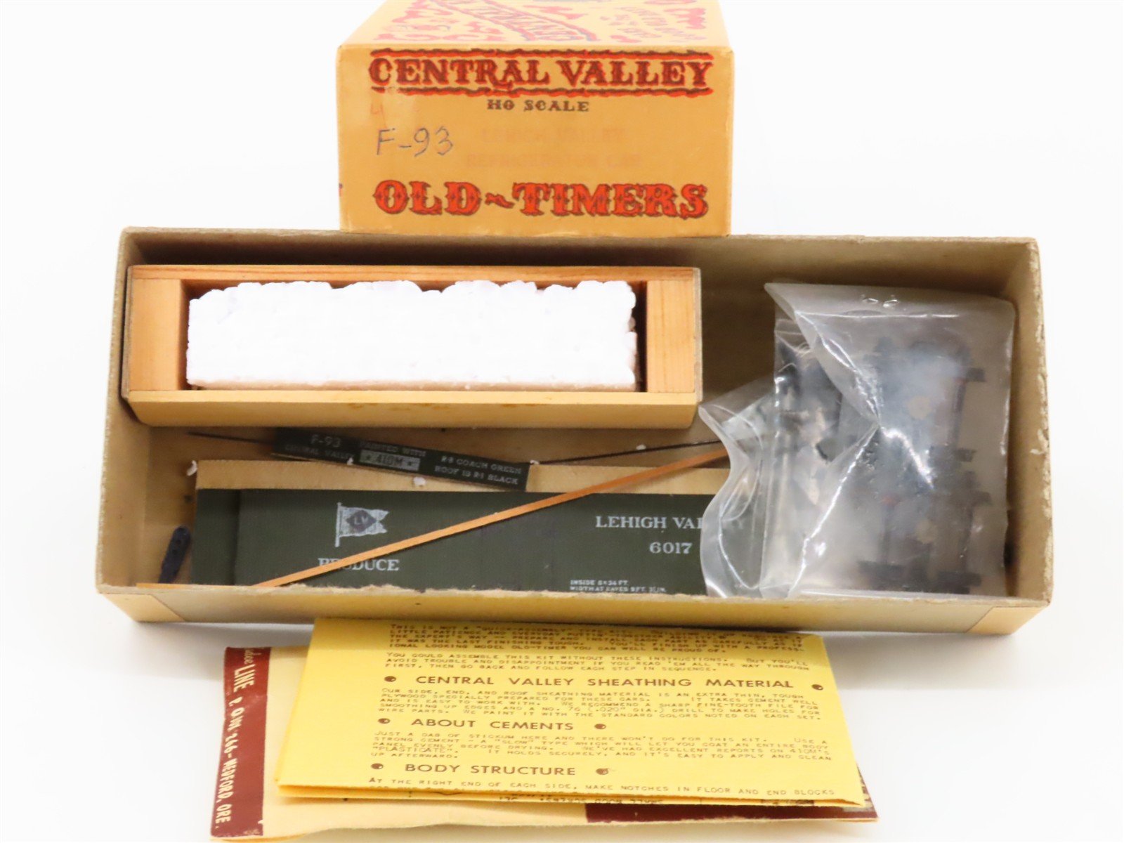 HO Central Valley Kit F-93 LV Lehigh Valley Reefer #6017 Partially Assembled
