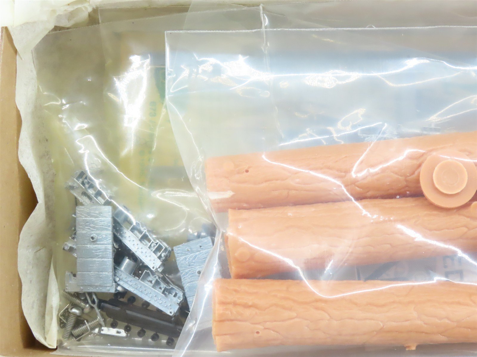 HO Scale Kadee Kit #103 Unlettered Truss Log Car w/ Logs