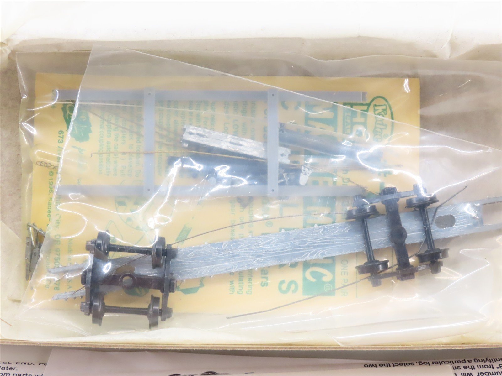 HO Scale Kadee Kit #103 Unlettered Truss Log Car w/ Logs