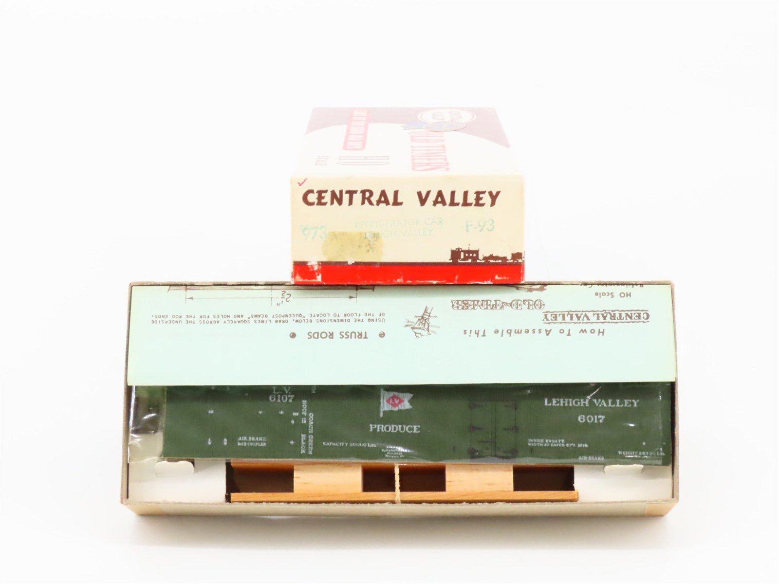 HO Scale Central Valley Kit F-93 LV Lehigh Valley Railroad Reefer #6107