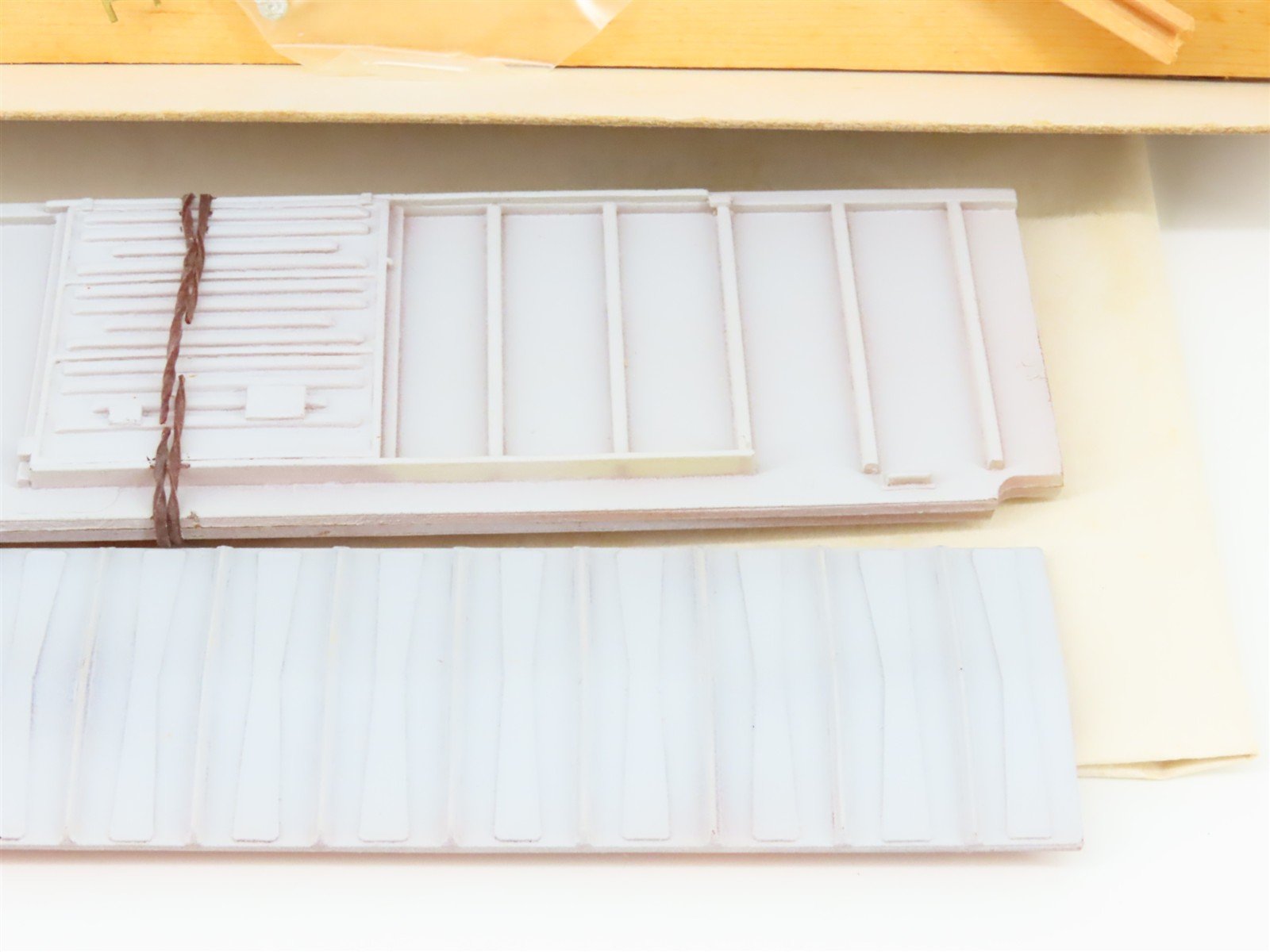 HO Scale Roller Bearing Models RBM Kit 627-400 Undecorated Single Door Box Car