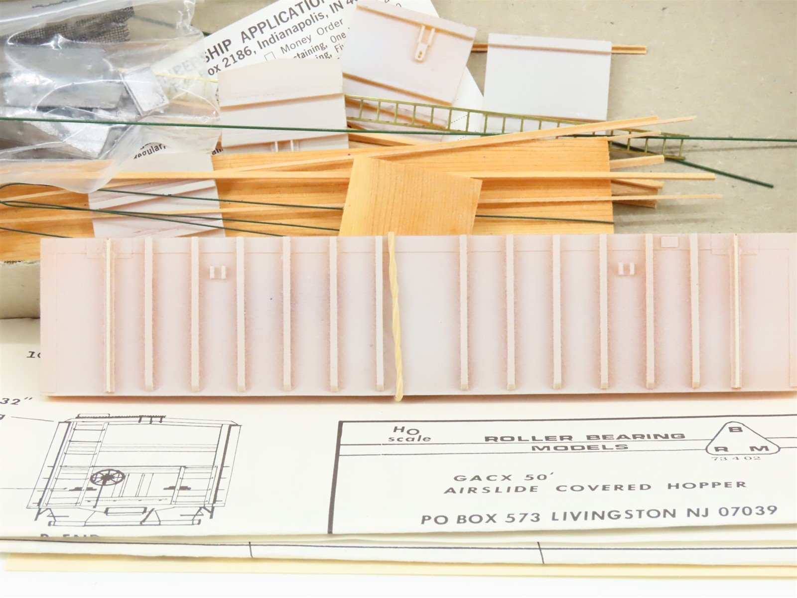 HO Scale Roller Bearing Models RBM Kit 627-211 Undecorated 50' Airslide Hopper