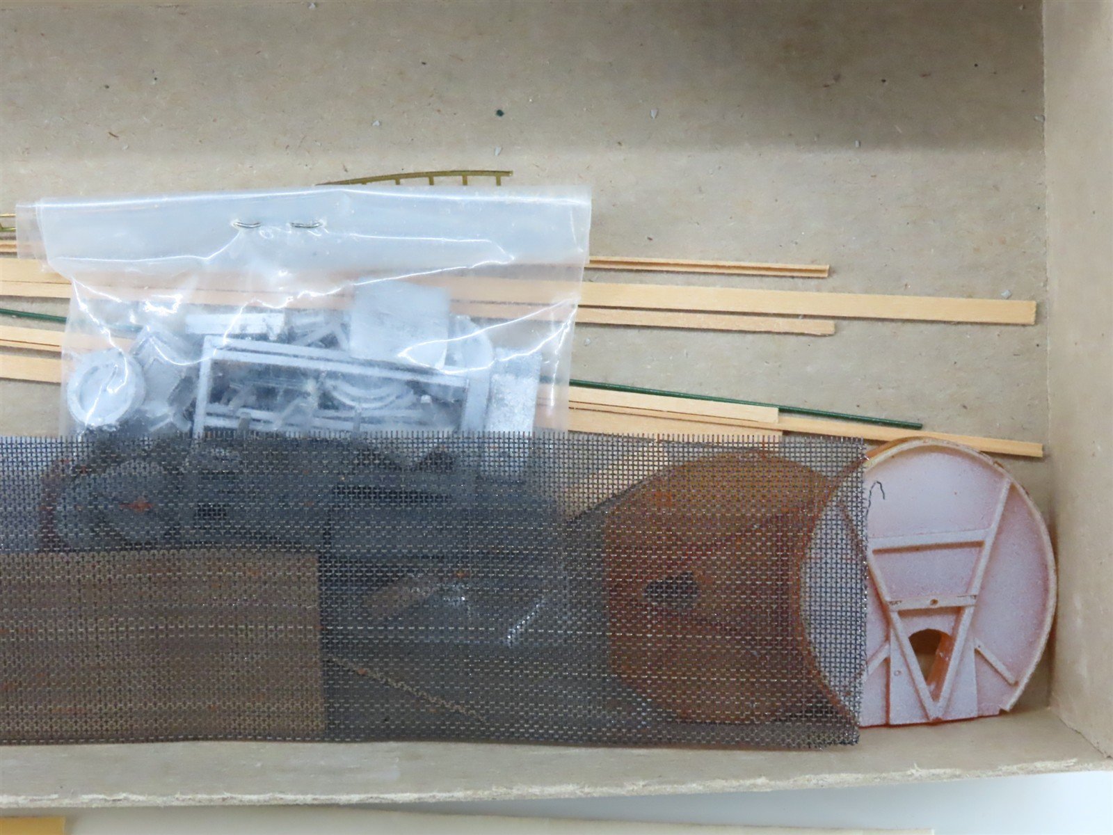 HO Scale Roller Bearing Models Kit 627-702 GN Great Northern Hopper #171029