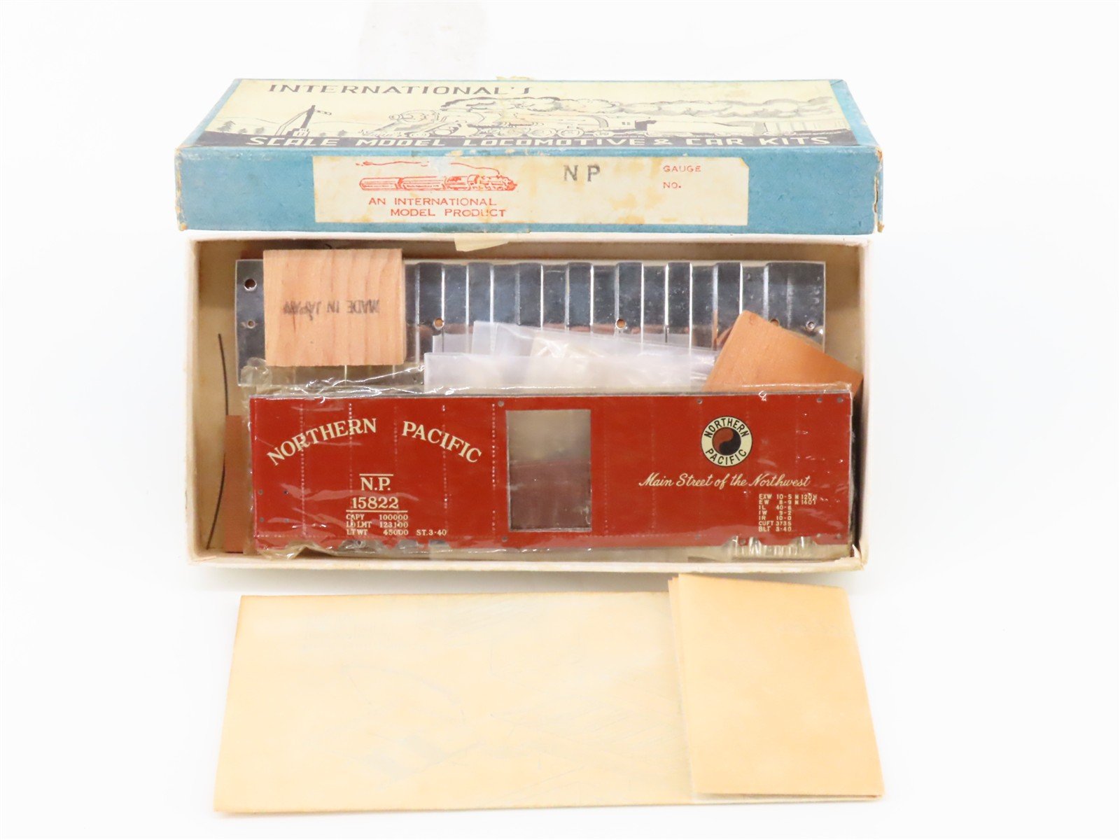 HO Scale International Kit NP Northern Pacific Single Door Box Car #15822