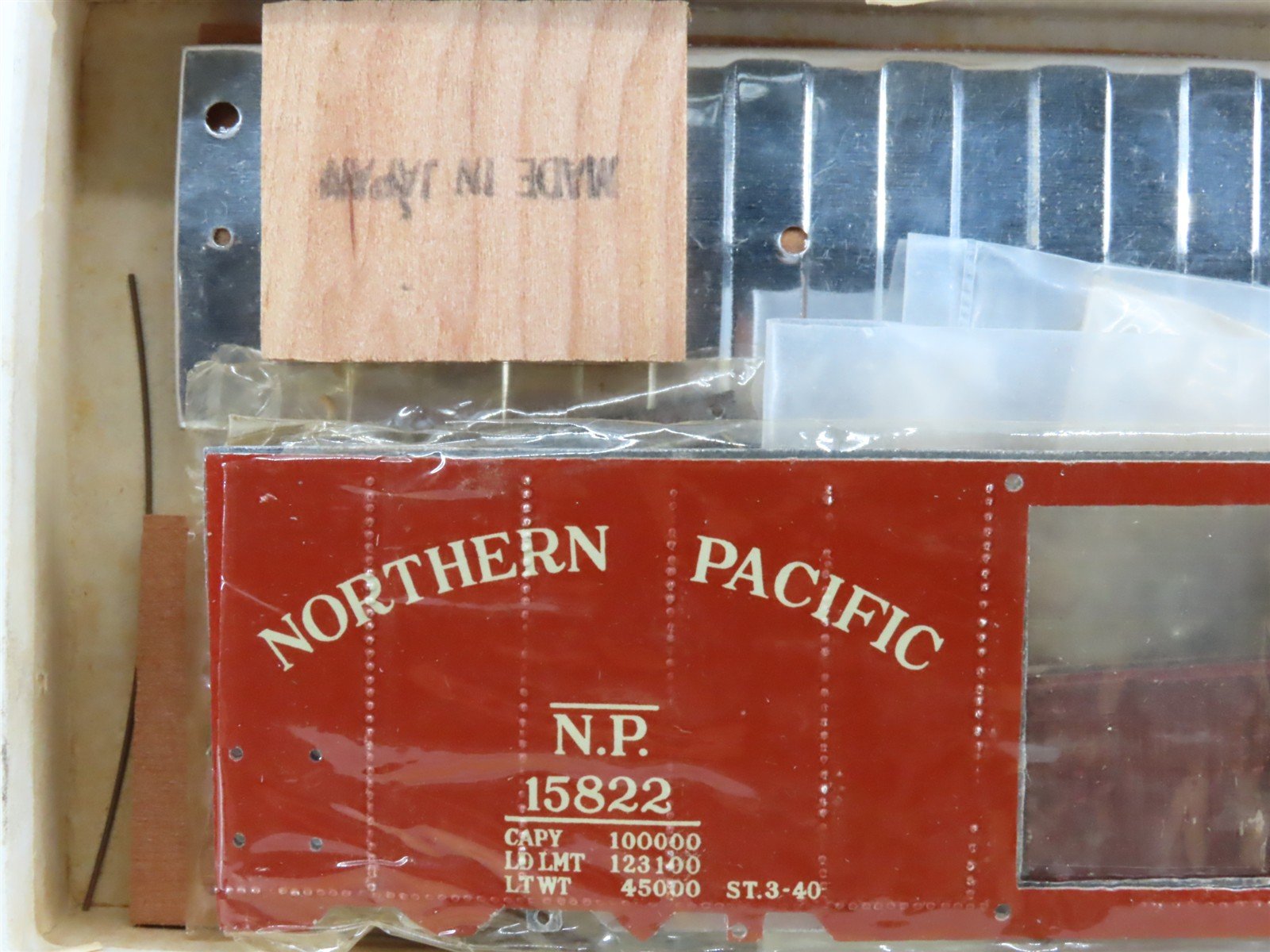 HO Scale International Kit NP Northern Pacific Single Door Box Car #15822
