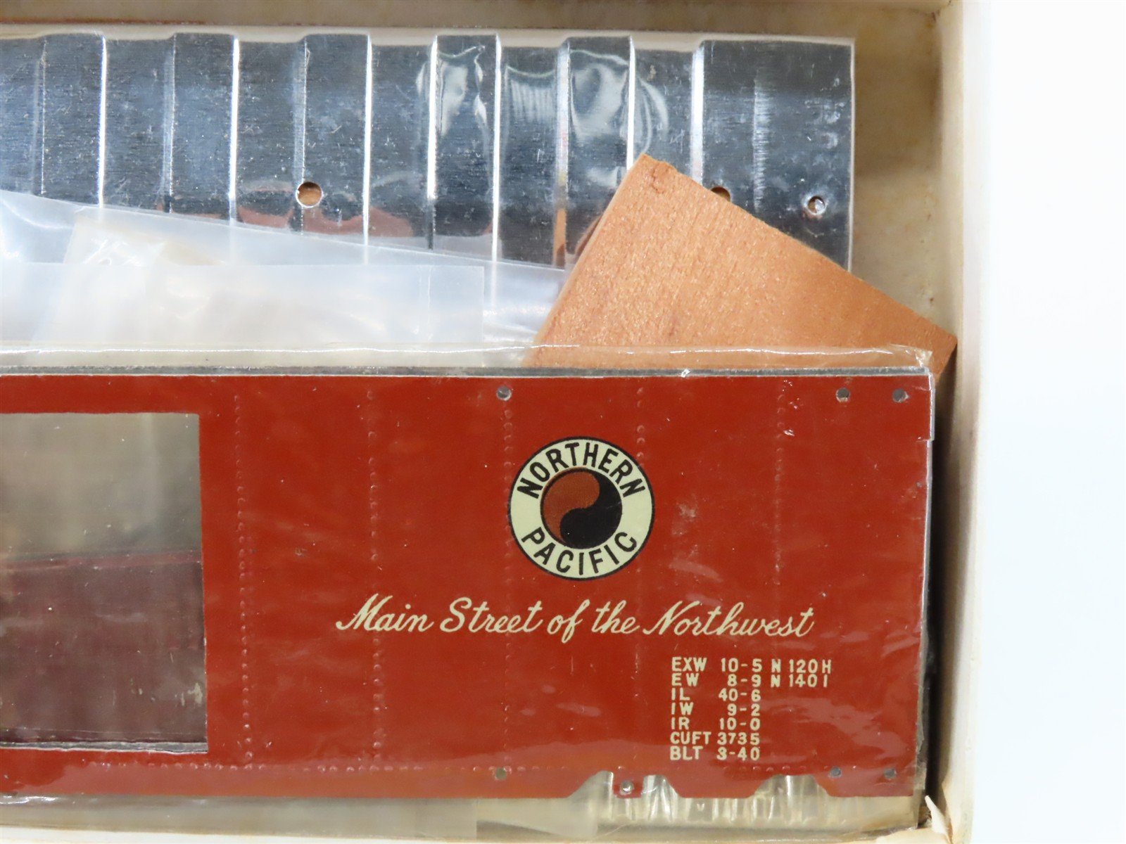 HO Scale International Kit NP Northern Pacific Single Door Box Car #15822
