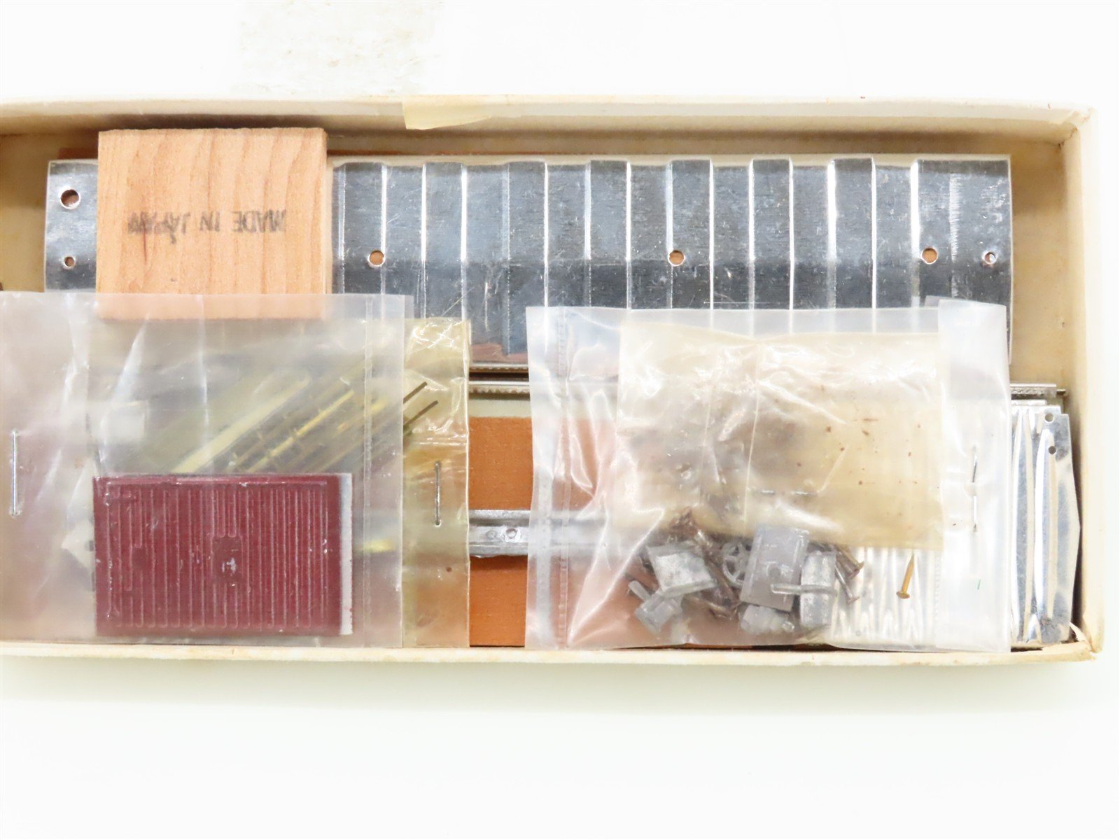 HO Scale International Kit NP Northern Pacific Single Door Box Car #15822