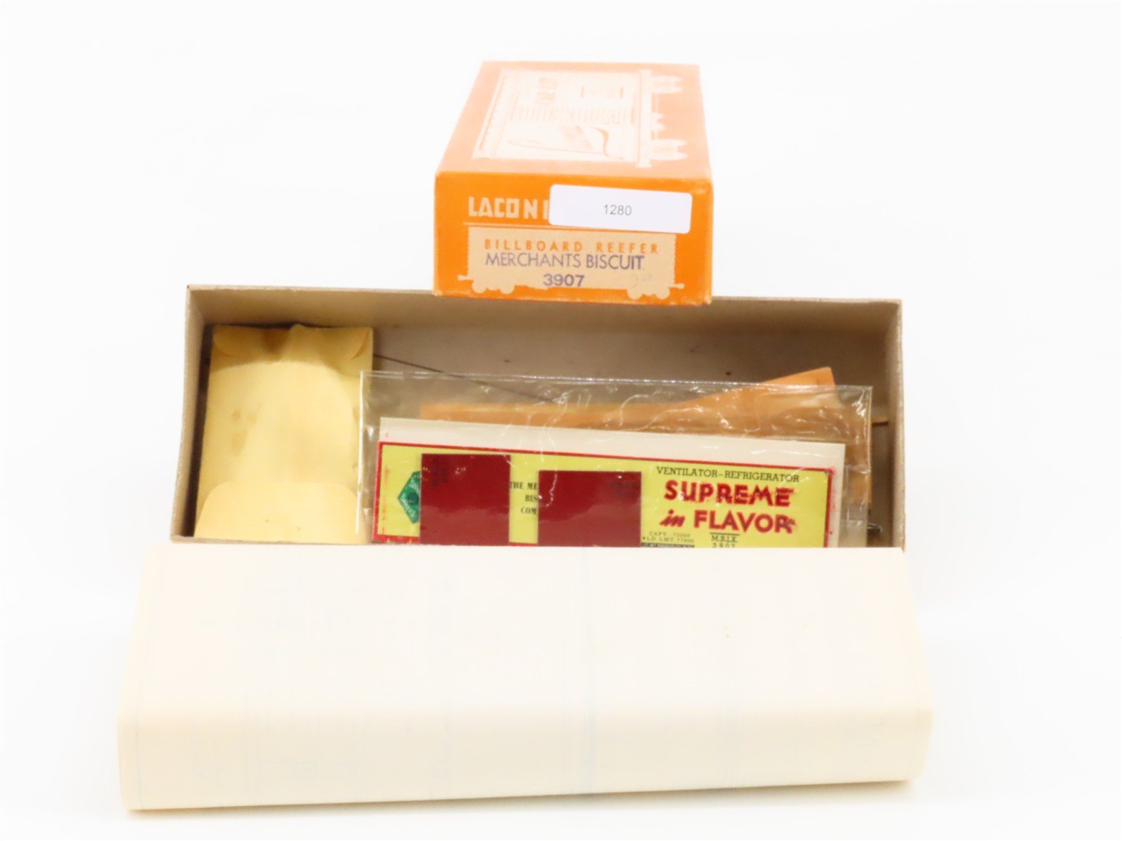 HO Scale Laconia Kit 3907 MBIX Merchants Biscuit Billboard Reefer #3907
