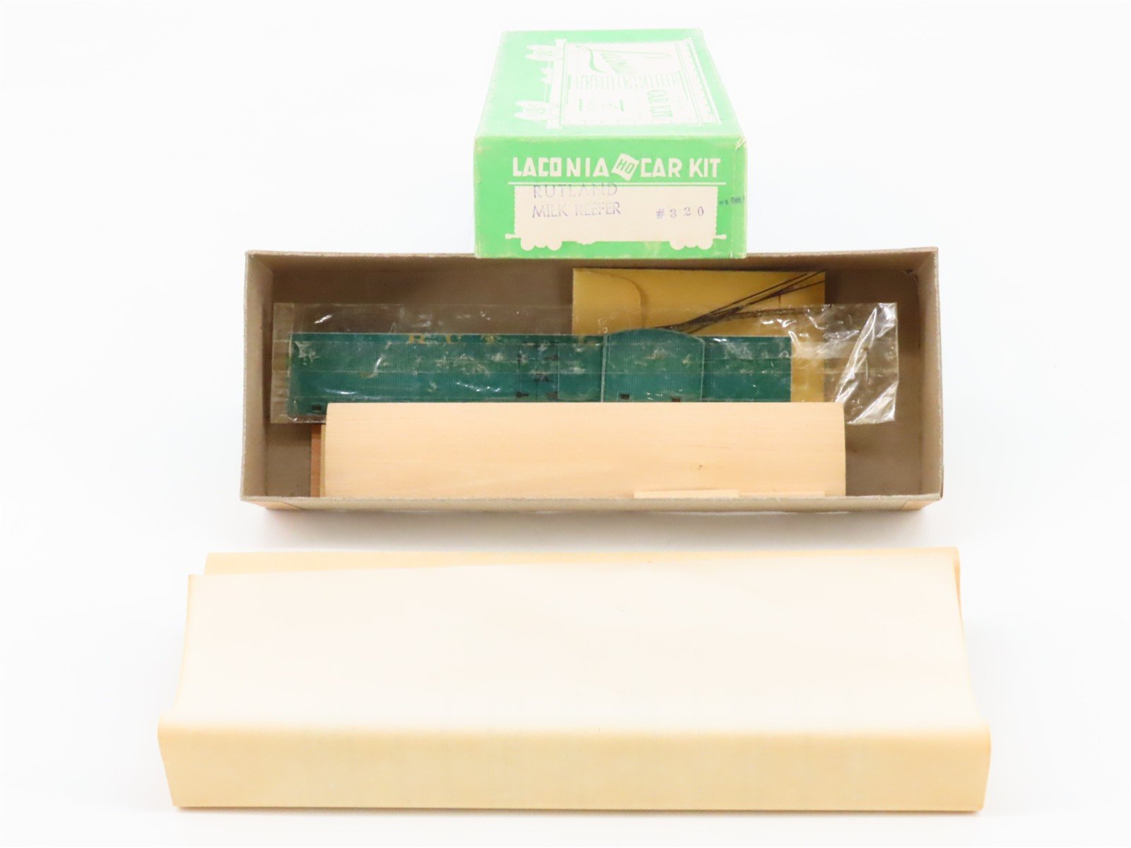 HO Scale Laconia Kit #320 RUT Rutland Railroad Milk Reefer #320