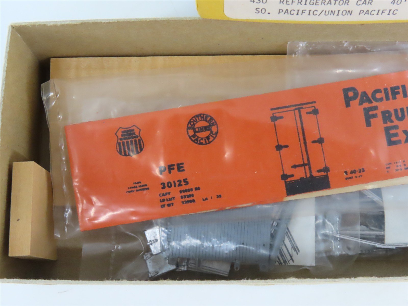 HO Scale Ye Olde Huff-N-Puff Silver Streak Kit 430 UP SP PFE Reefer #30125
