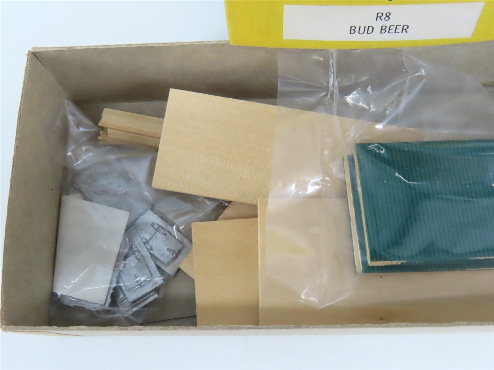 HO Scale Ye Olde Huff-N-Puff Kit R8 SRLX Budweiser Beer Reefer #16489