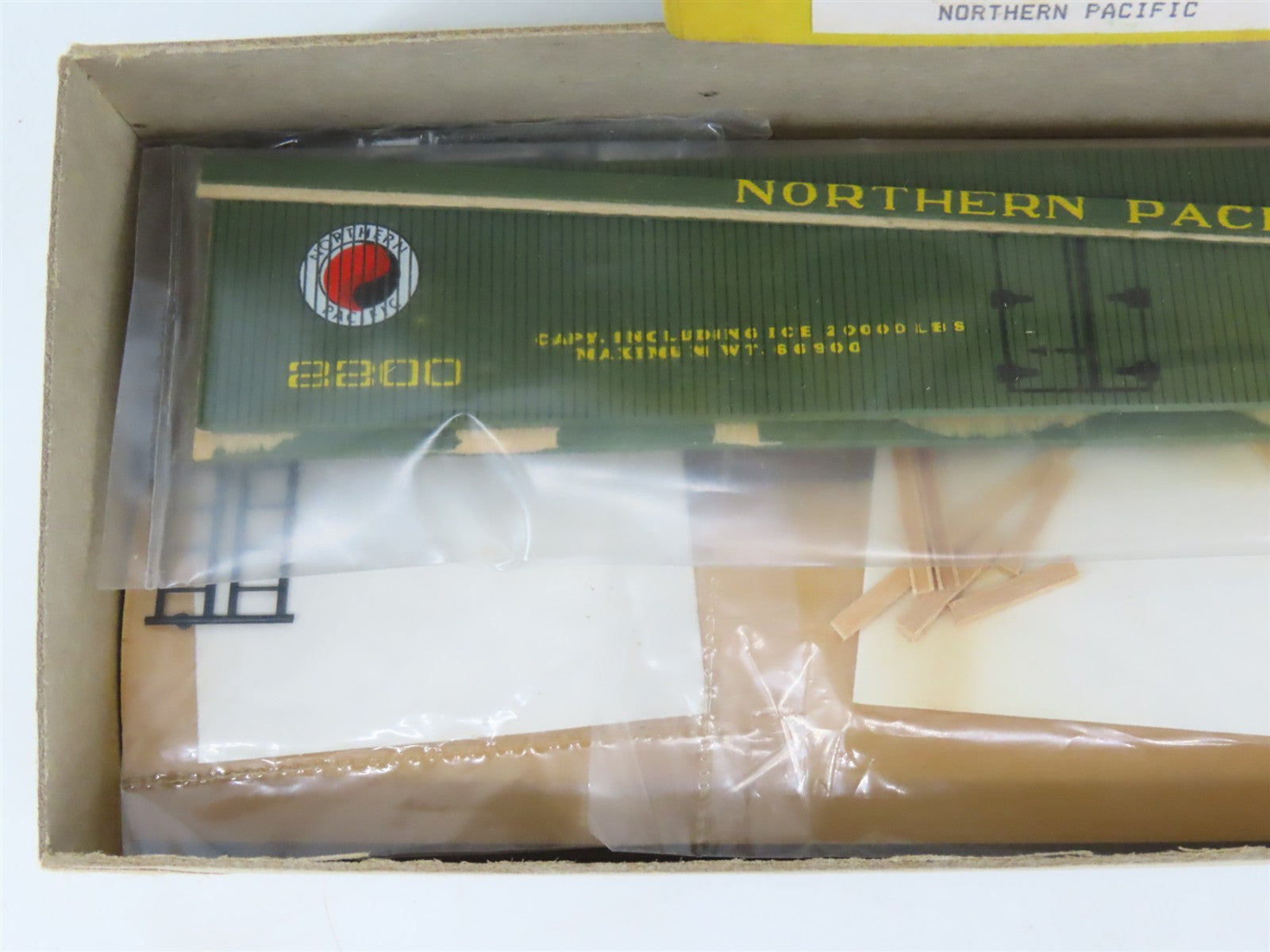 HO Scale Ye Olde Huff-N-Puff Kit 88 NP Northern Pacific Express Reefer #2200