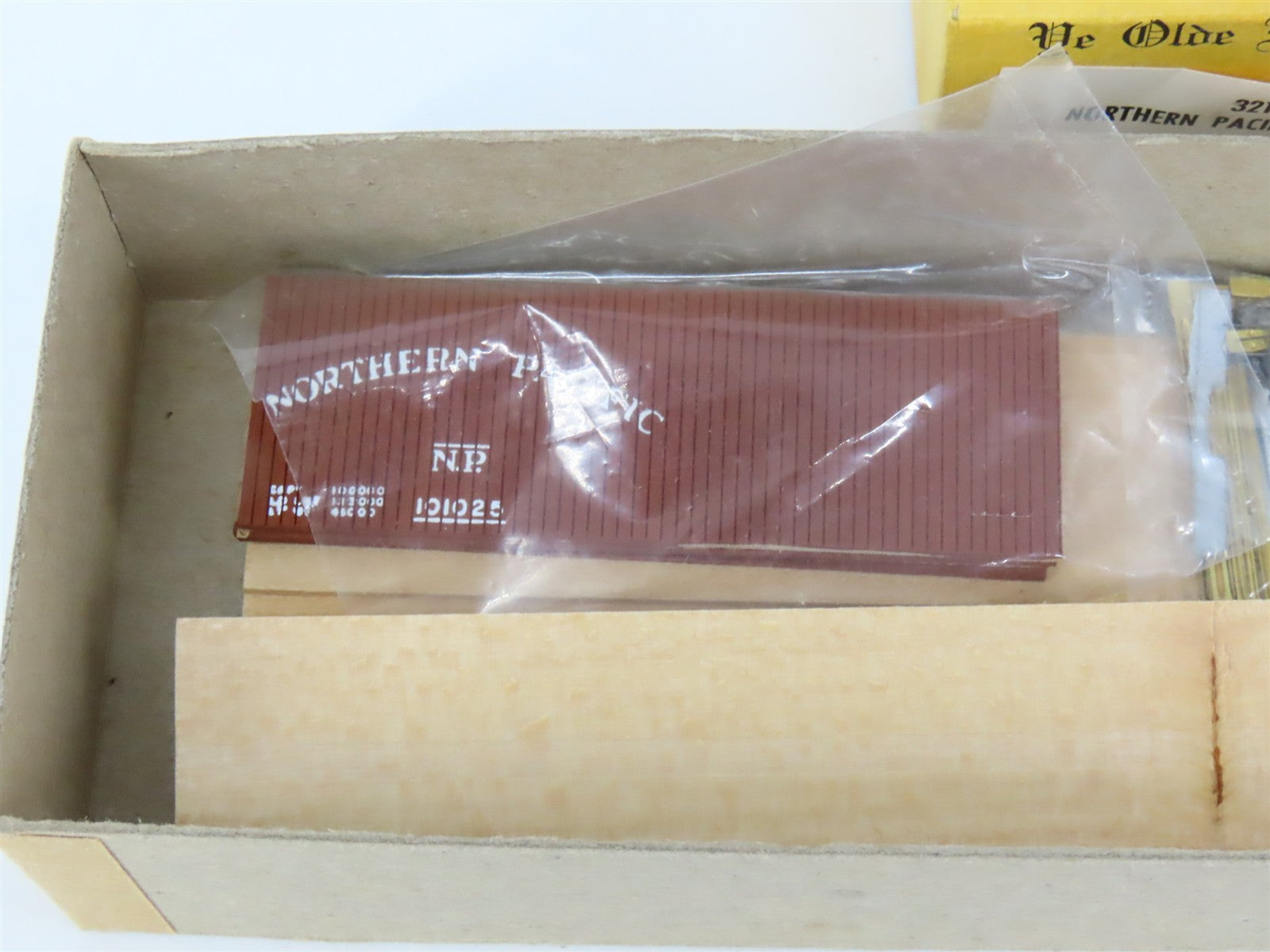 HO Scale Ye Olde Huff-N-Puff Kit 321 NP Northern Pacific 60' Box Car #101025