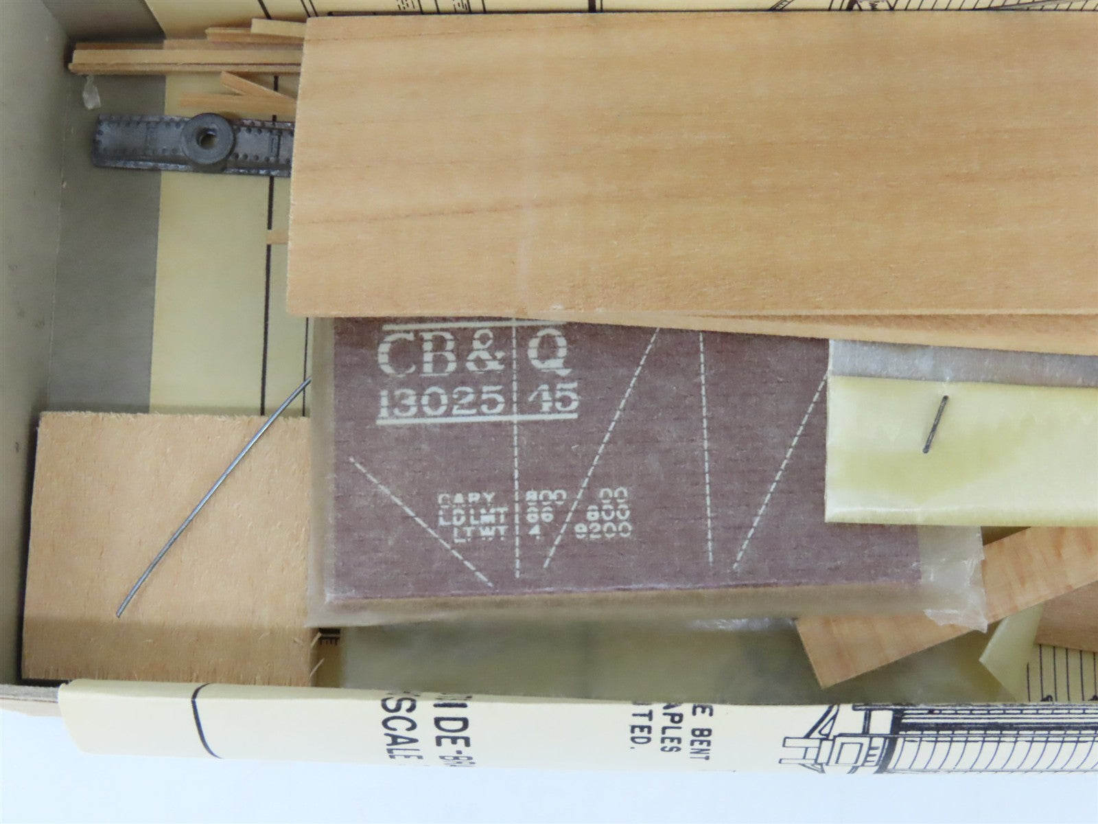 HO Scale Main Line Models Kit CB&Q Burlington Route 40' Box Car #1302545