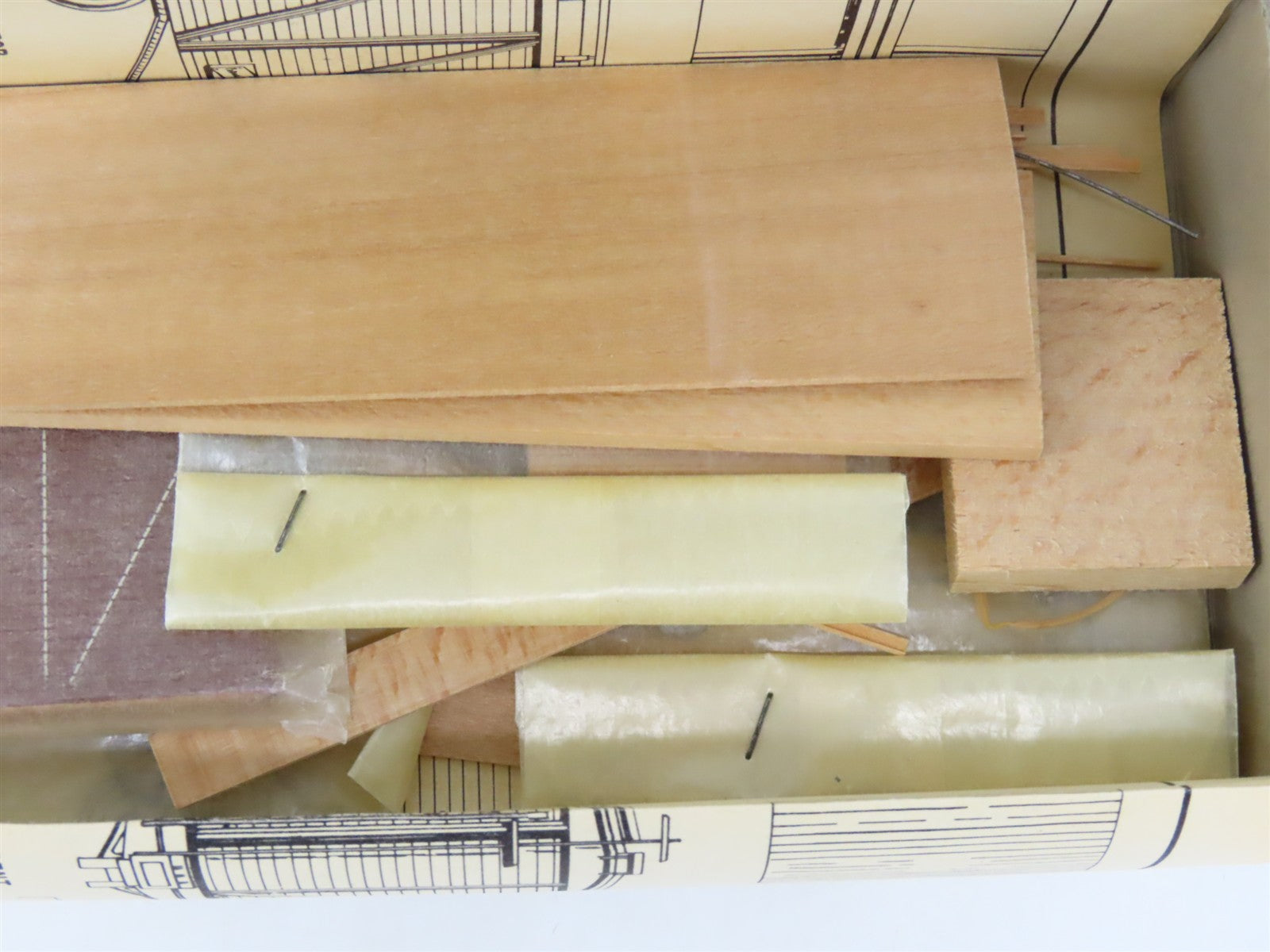 HO Scale Main Line Models Kit CB&Q Burlington Route 40' Box Car #1302545
