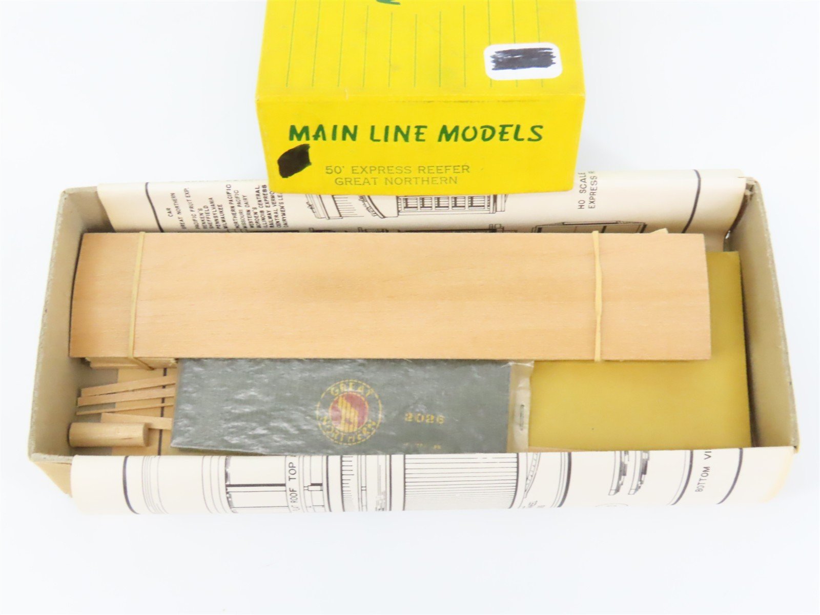 HO Scale Main Line Models Kit GN Great Northern Railway 50' Express Reefer #2026