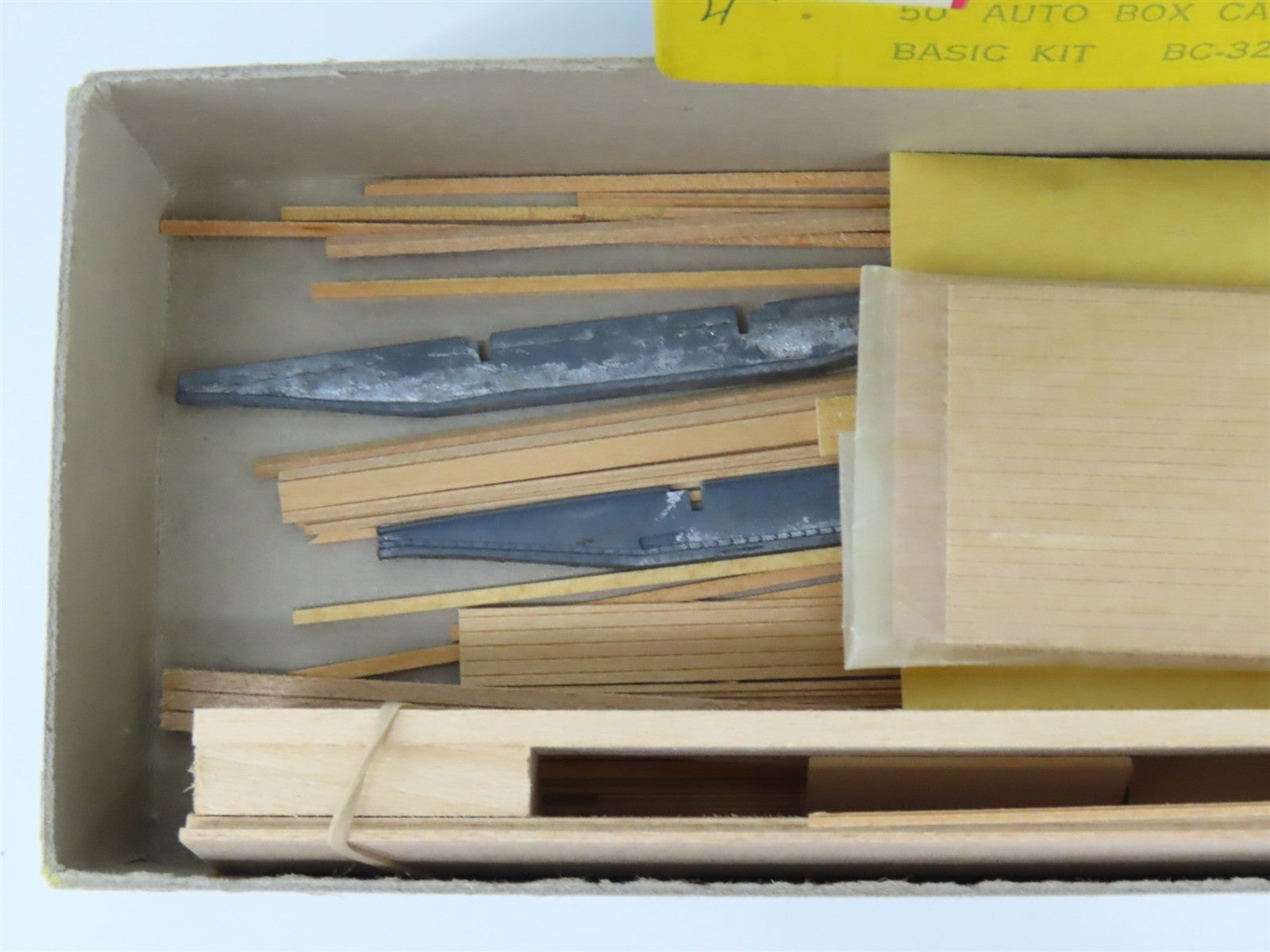 HO Scale Main Line Models Kit BC-32 Undecorated 50' Auto Box Car