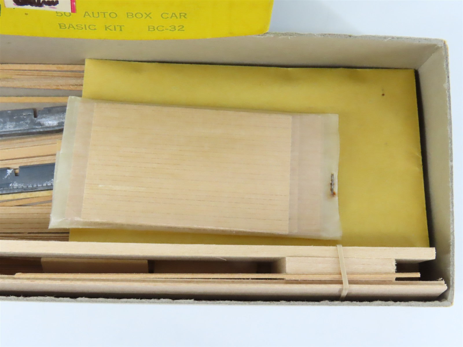 HO Scale Main Line Models Kit BC-32 Undecorated 50' Auto Box Car