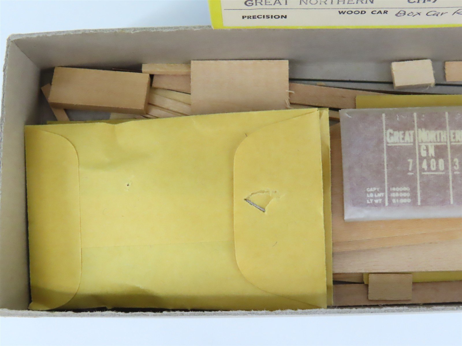 HO Scale Main Line Models Kit CH-7 GN Great Northern 31' Covered Hopper #74003