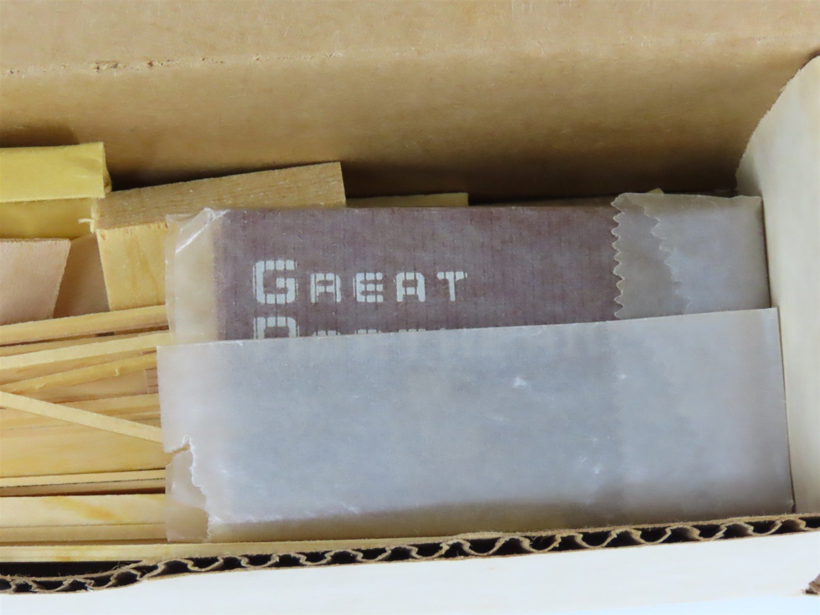 HO Scale Main Line Models Kit BC-19 GN Great Northern 42' Wood Box Car #51899