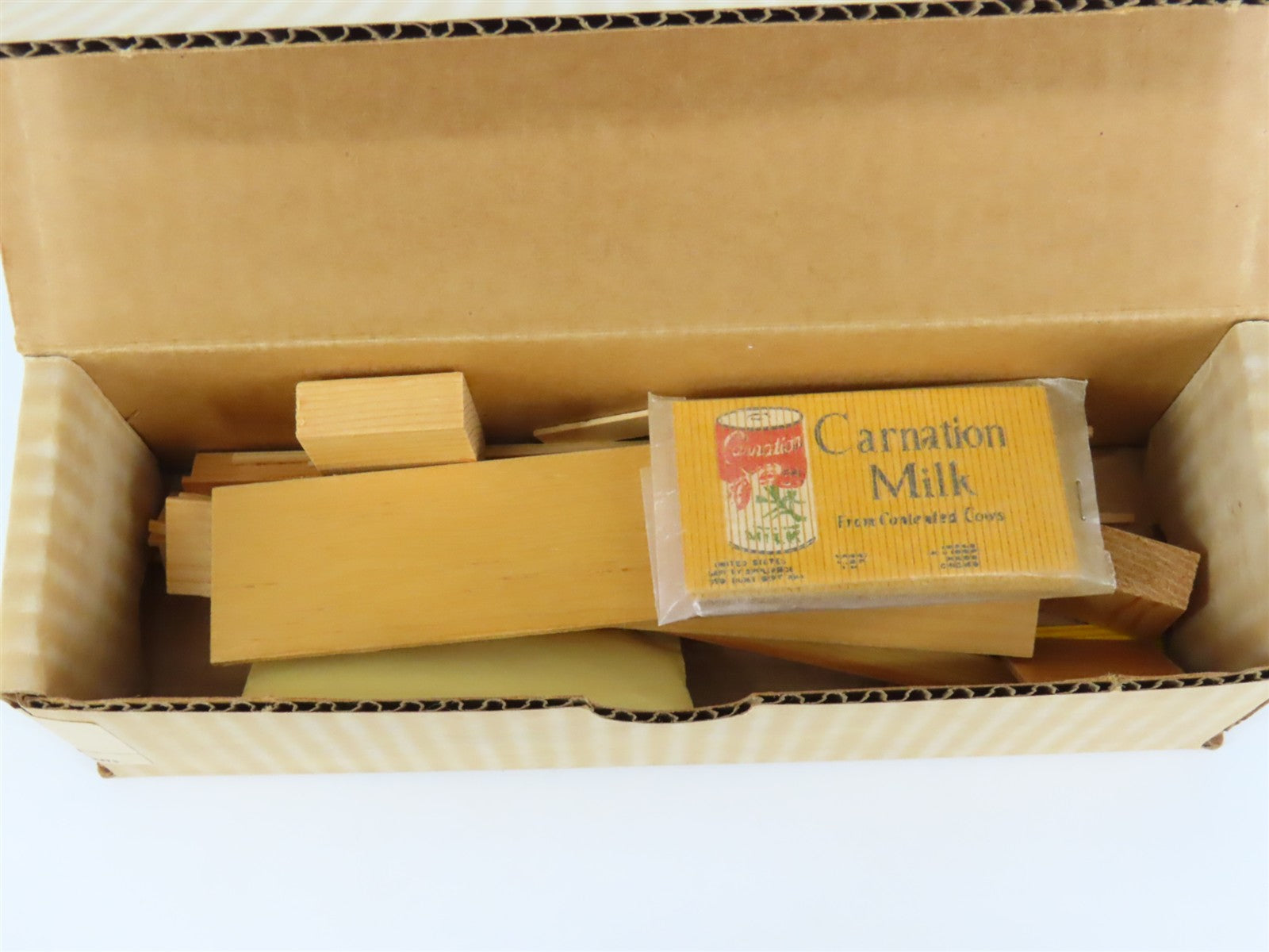 HO Scale Main Line Models Kit HR-13 URTC Carnation Milk 40' Reefer #23097