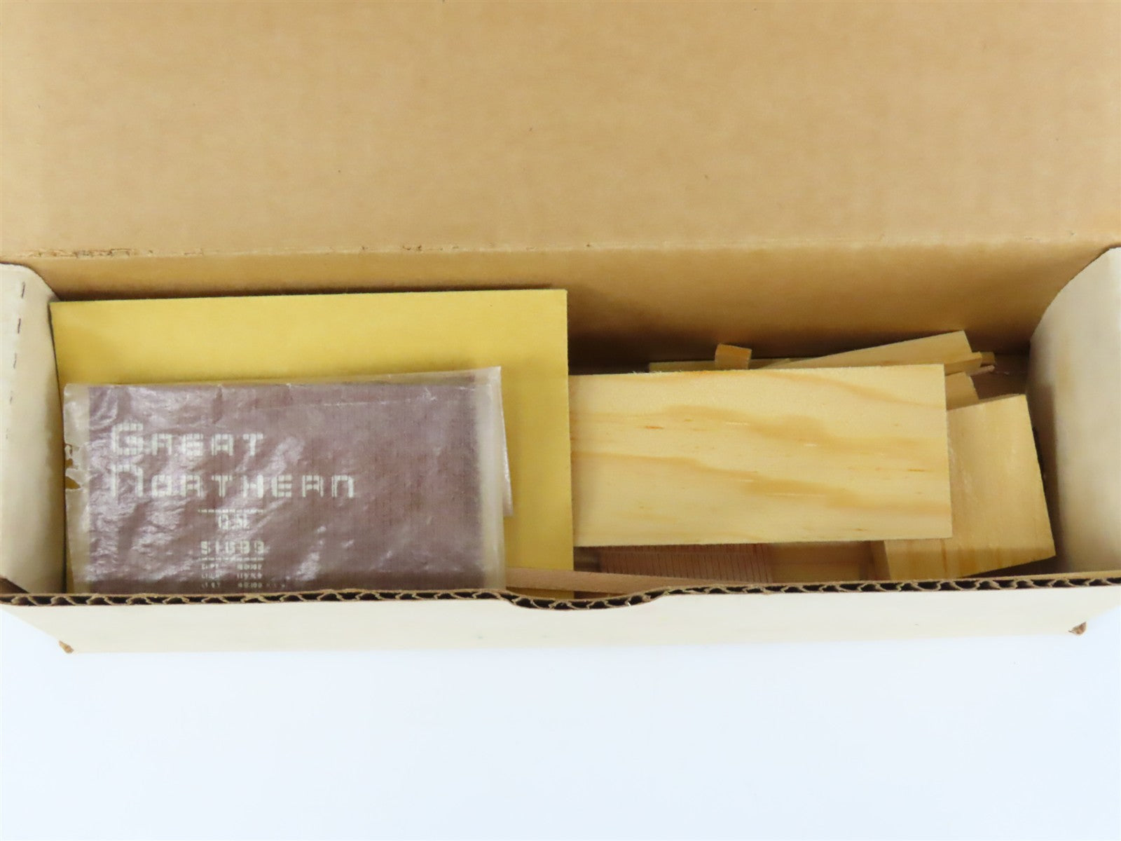 HO Scale Main Line Models Kit BC-19 GN Great Northern 42' Wood Box Car #51699