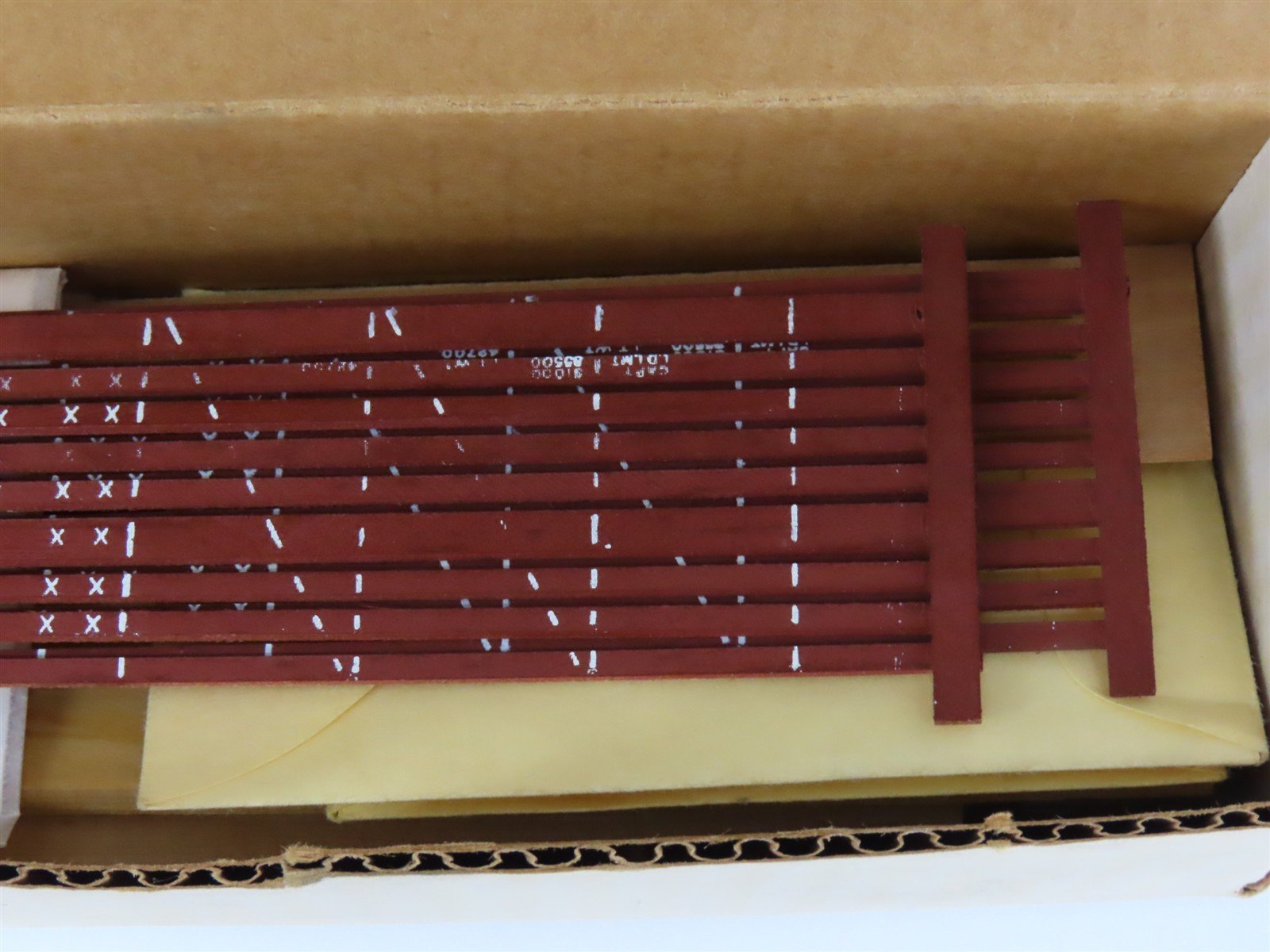 HO Scale Main Line Kit GN Great Northern Railway 36' Cattle Car #42734