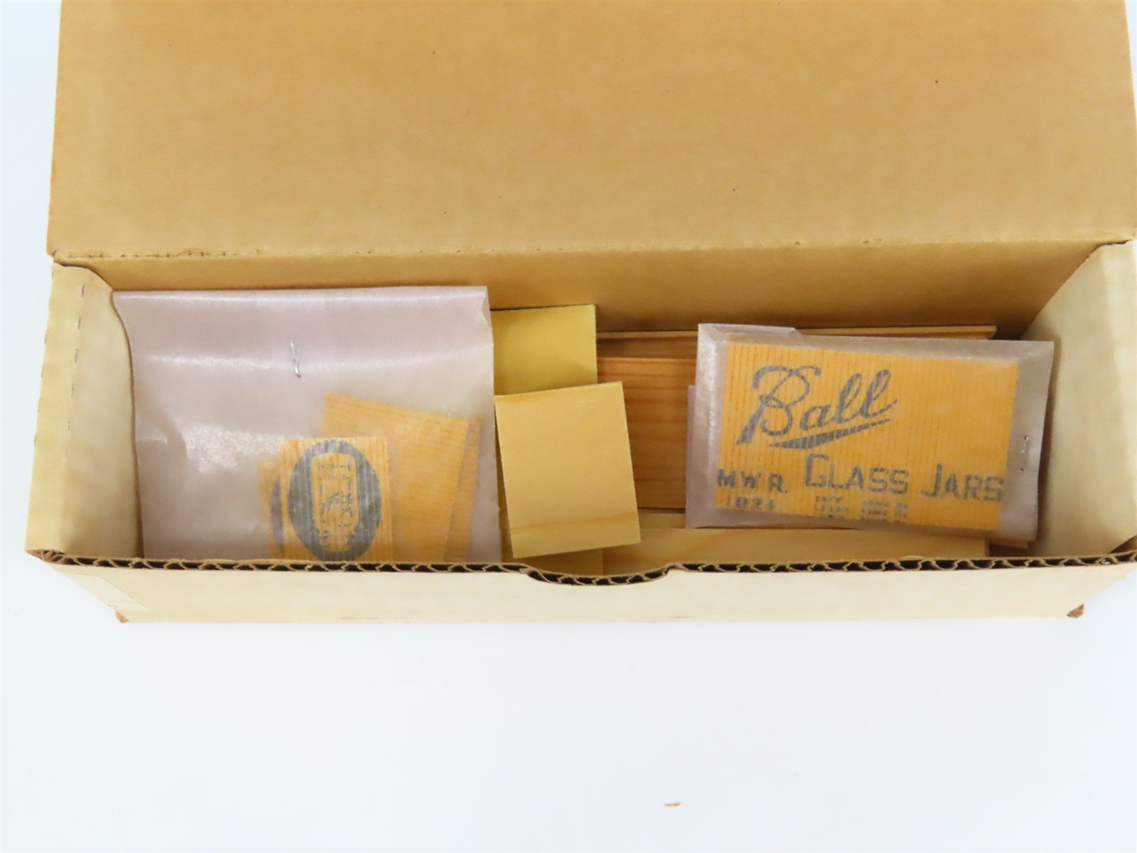 HO Scale Main Line Models Kit BC-3 MWR Ball Glass Jars 37' Box Car #1024