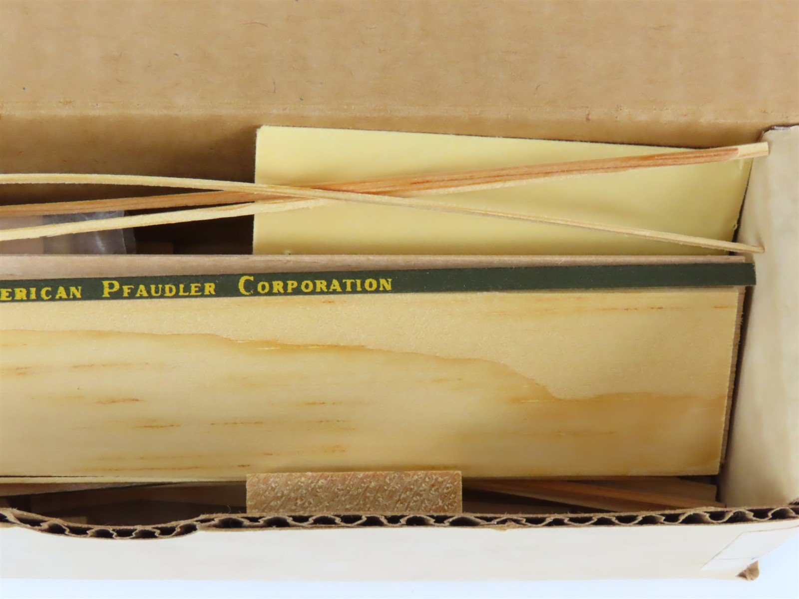 HO Scale Main Line Models Kit XR-1 GPEX Renken's Milk Express Reefer #761