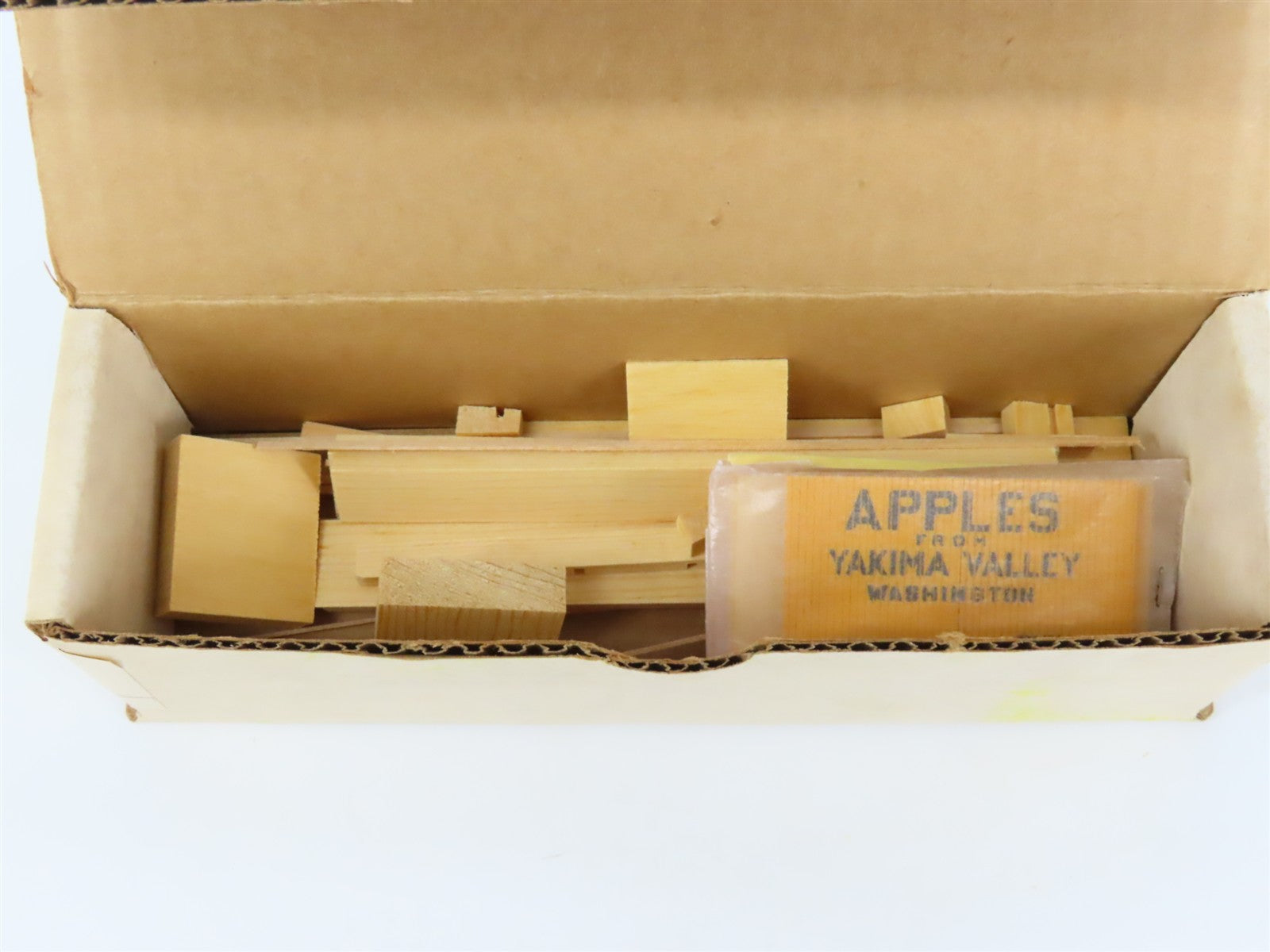 HO Scale Main Line Models Kit HR-8 Yakima Apples 36' Reefer #9203