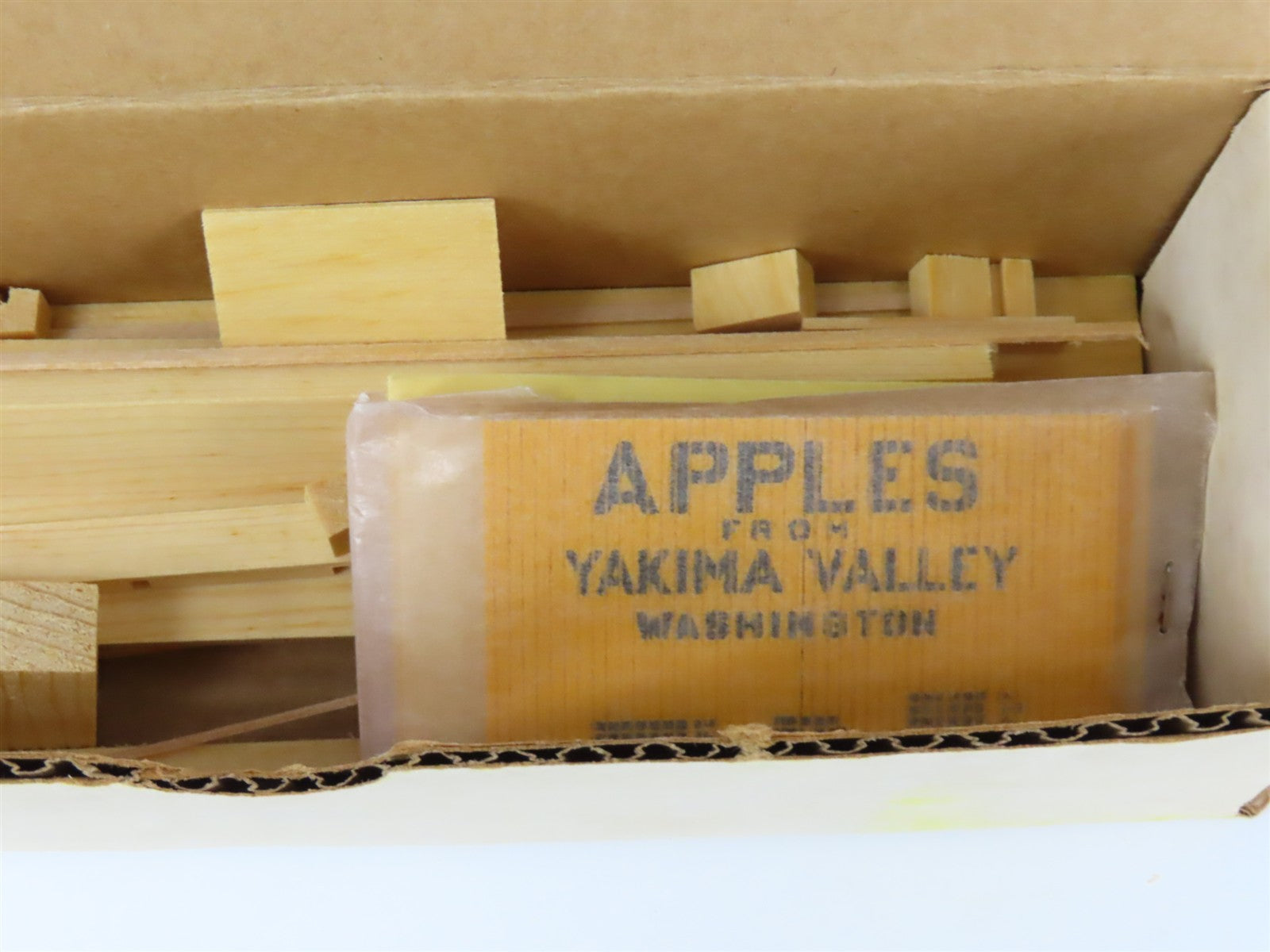 HO Scale Main Line Models Kit HR-8 Yakima Apples 36' Reefer #9203