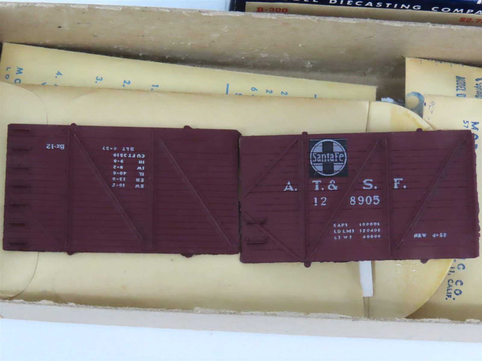 HO Scale Roundhouse Kit B-300 AT&SF Santa Fe 40' Truss Side Box Car #128905