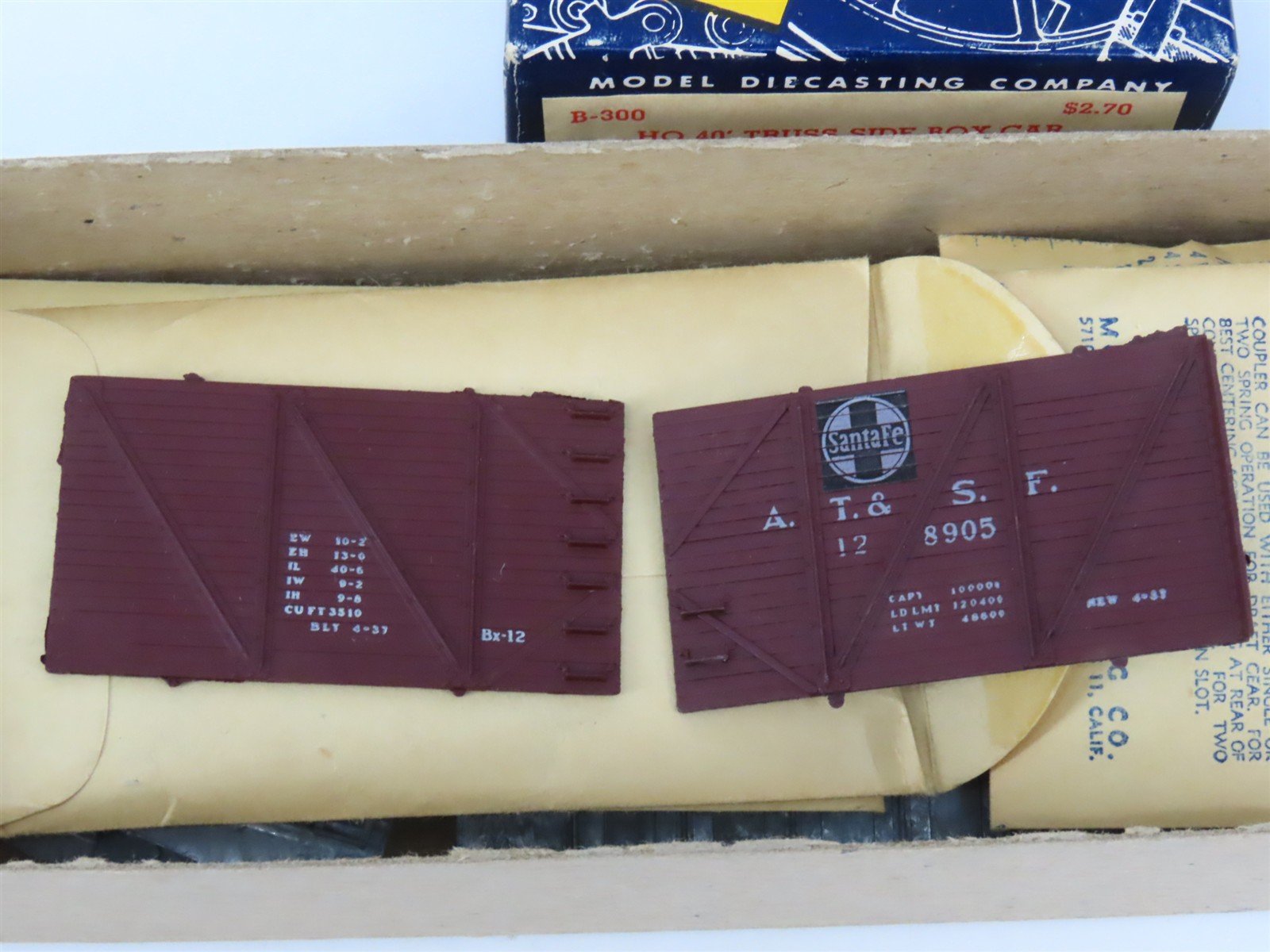 HO Scale Roundhouse Kit B-300 AT&SF Santa Fe 40' Truss Side Box Car #128905