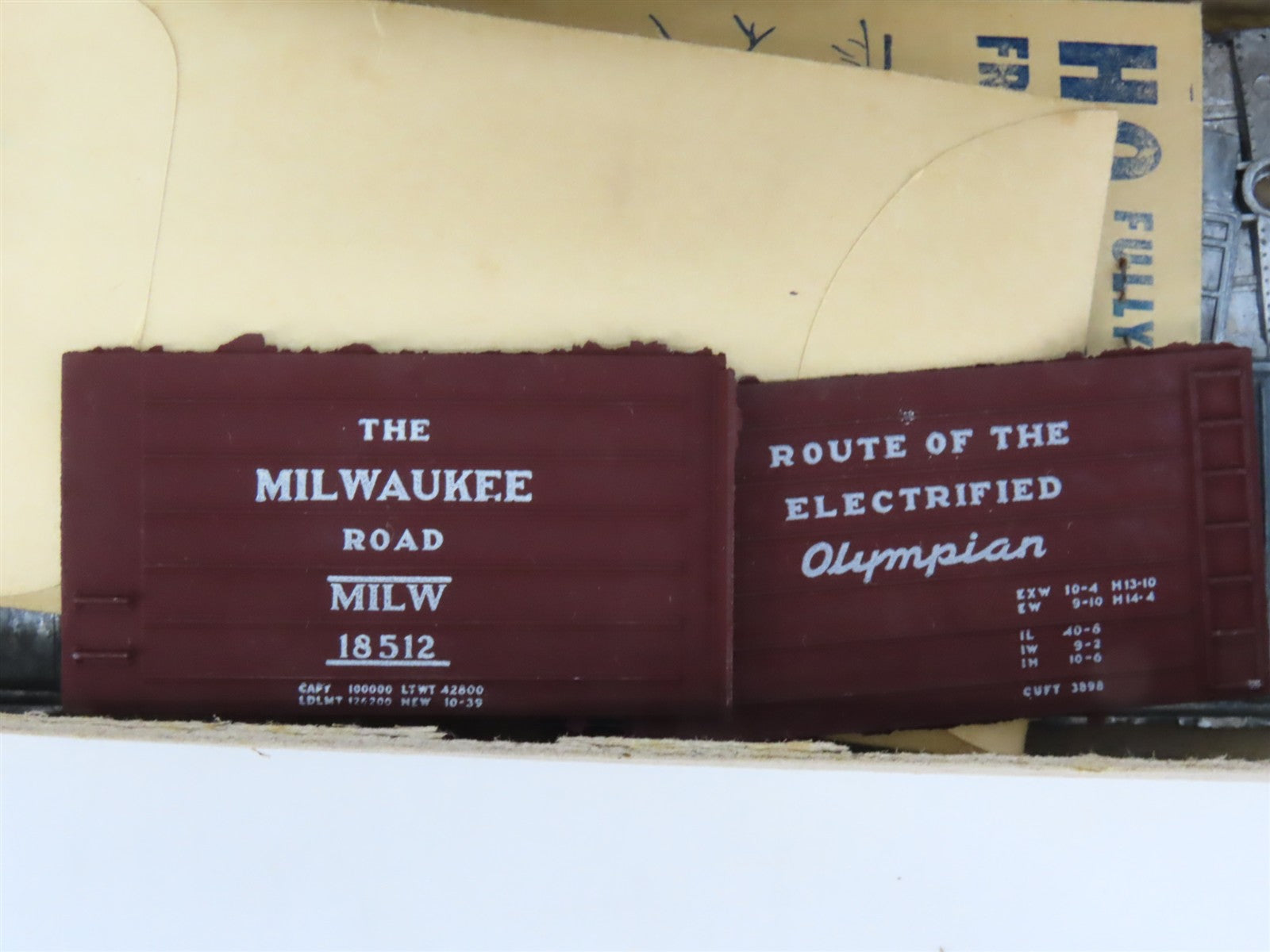 HO Scale Roundhouse Kit B-200 MILW Milwaukee Road 40' Single Door Box Car #18512
