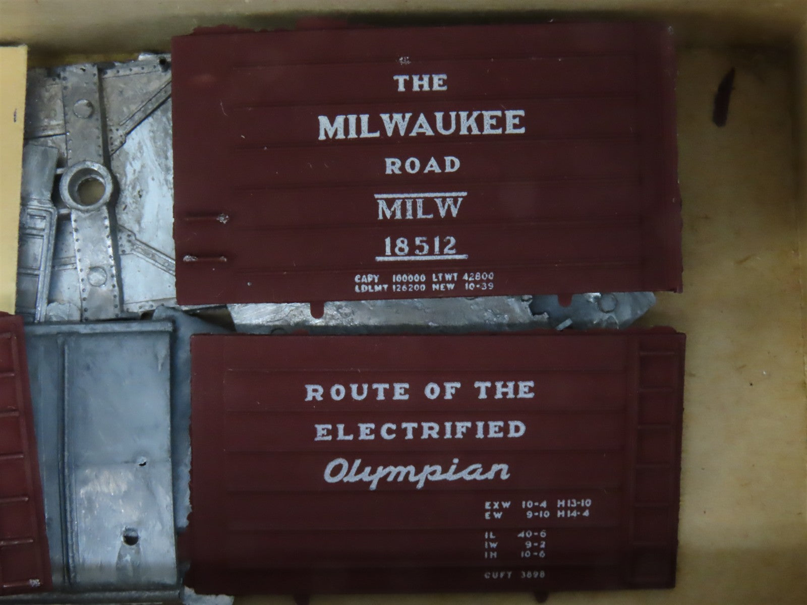 HO Scale Roundhouse Kit B-200 MILW Milwaukee Road 40' Single Door Box Car #18512