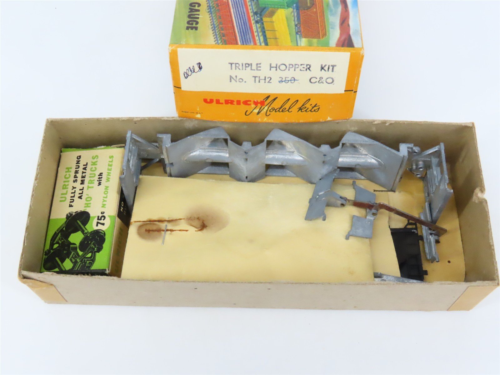 HO Scale Ulrich Kit No. TH2 350 C&O Chesapeake & Ohio 3-Bay Hopper #98567