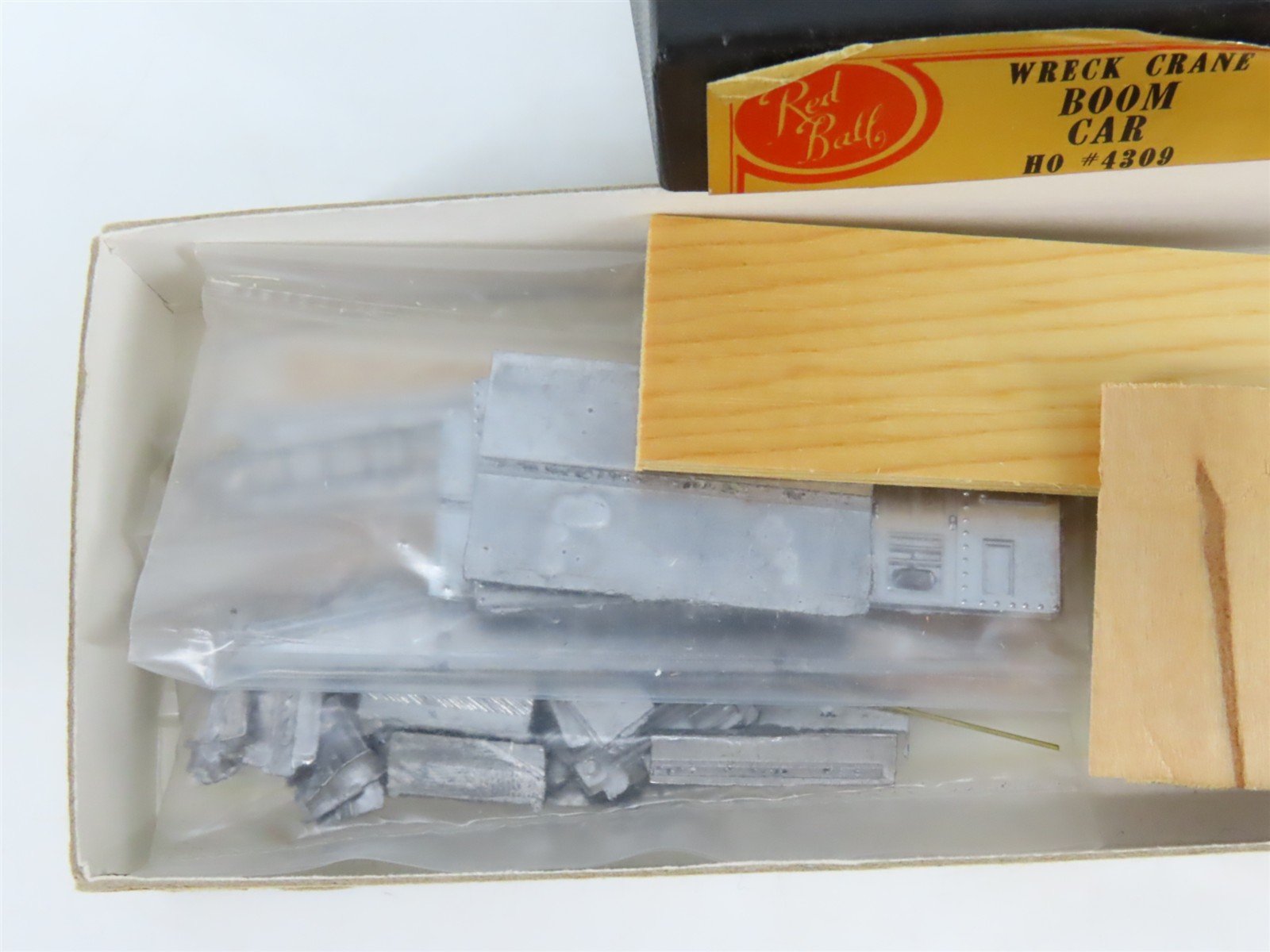 HO Scale REDBALL Kit 4309 Unpainted Wreck Crane Boom Car