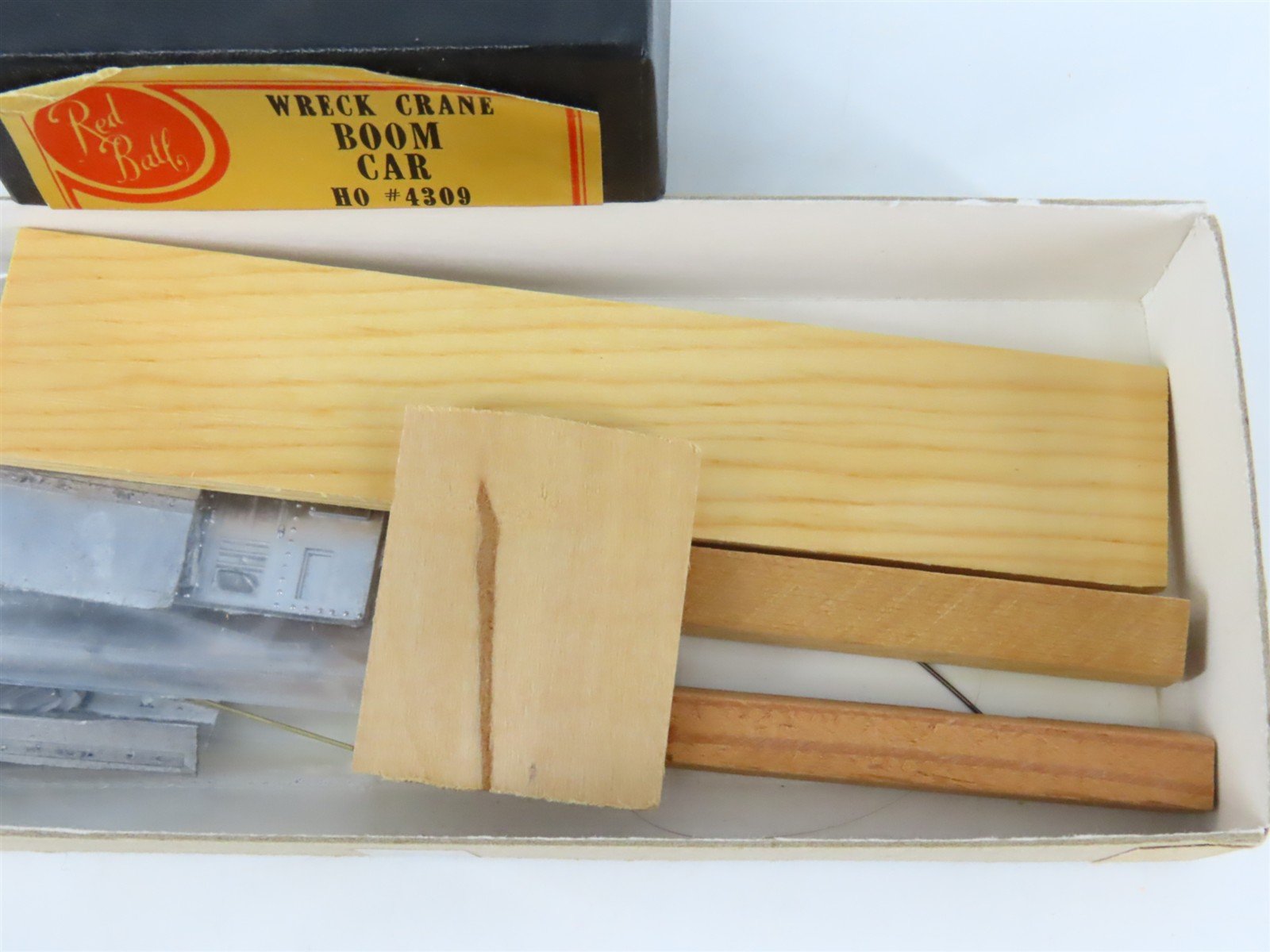 HO Scale REDBALL Kit 4309 Unpainted Wreck Crane Boom Car