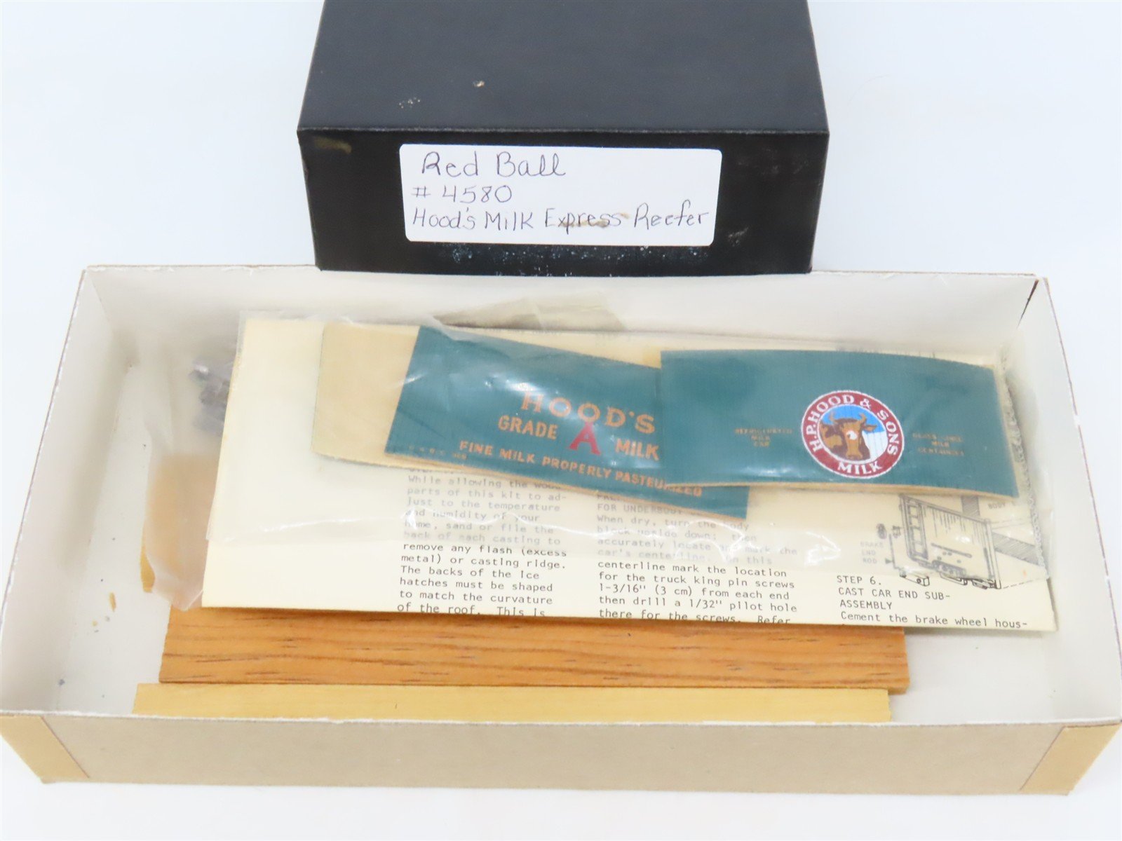 HO Scale REDBALL Kit #4580 GARE Hood's Grade A Milk Express Reefer #809