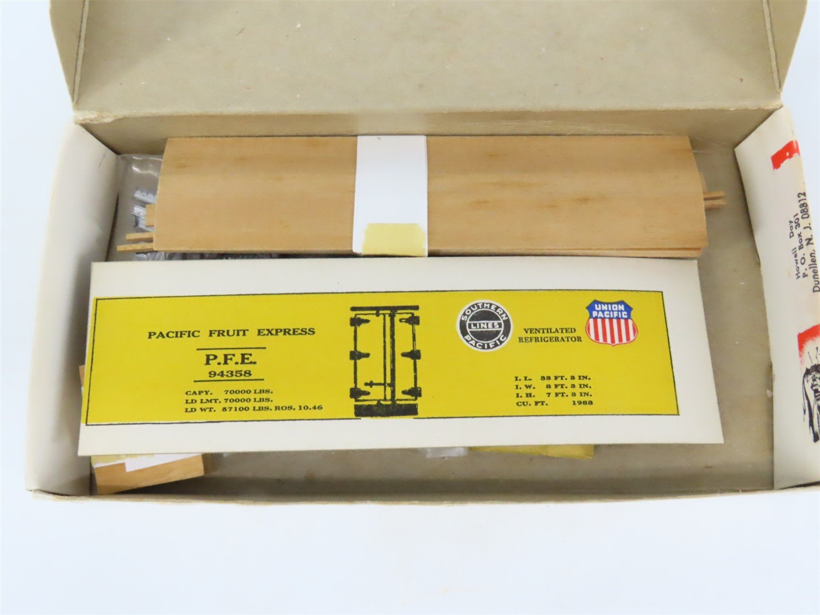 HO Scale REDBALL Kit No. 11 SP UP PFE Pacific Fruit Express Reefer #94358