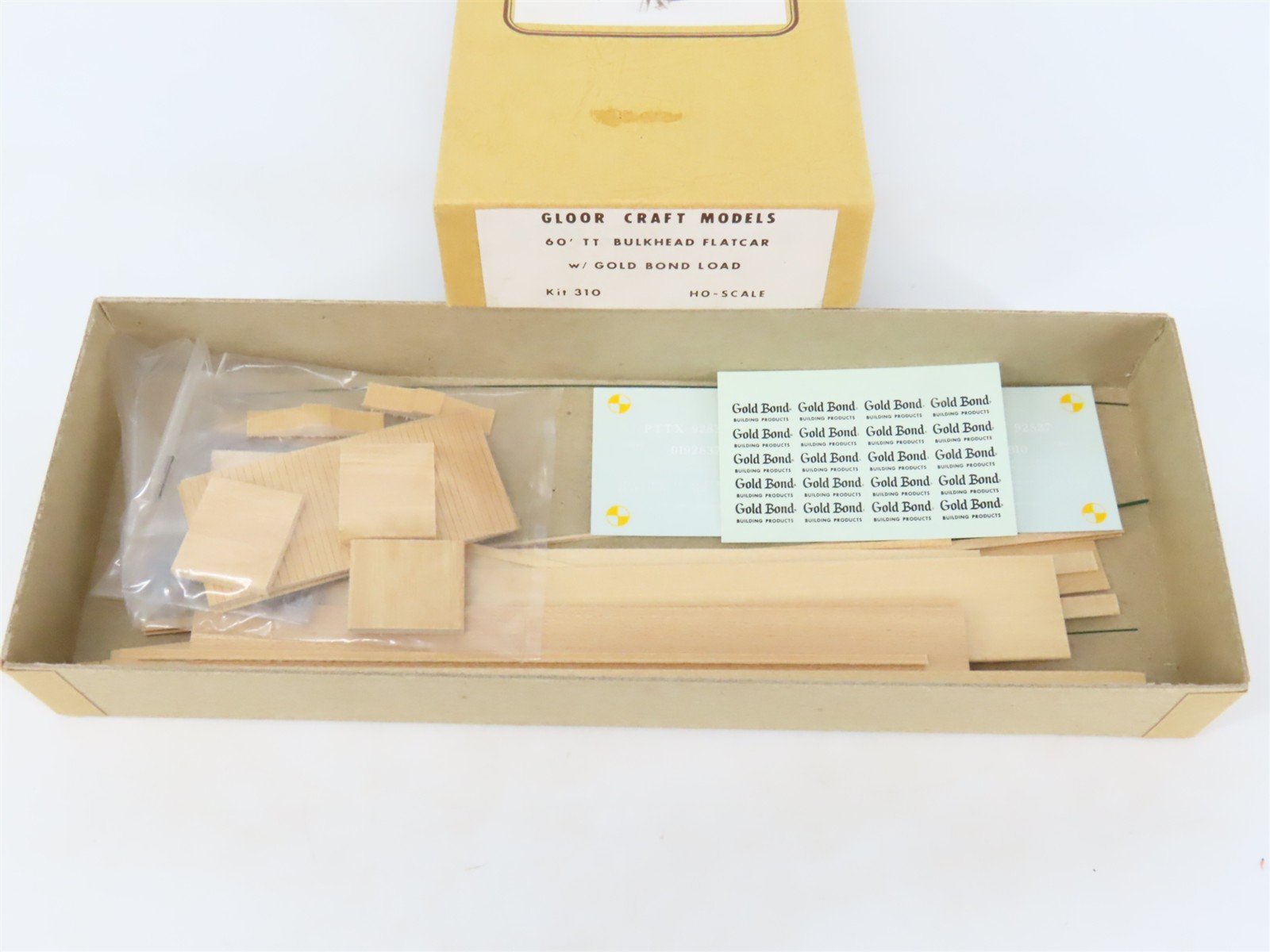 HO Gloor Craft Models Kit 310 PTTX Trailer Train 60' Flat Car w/ Gold Bond Load