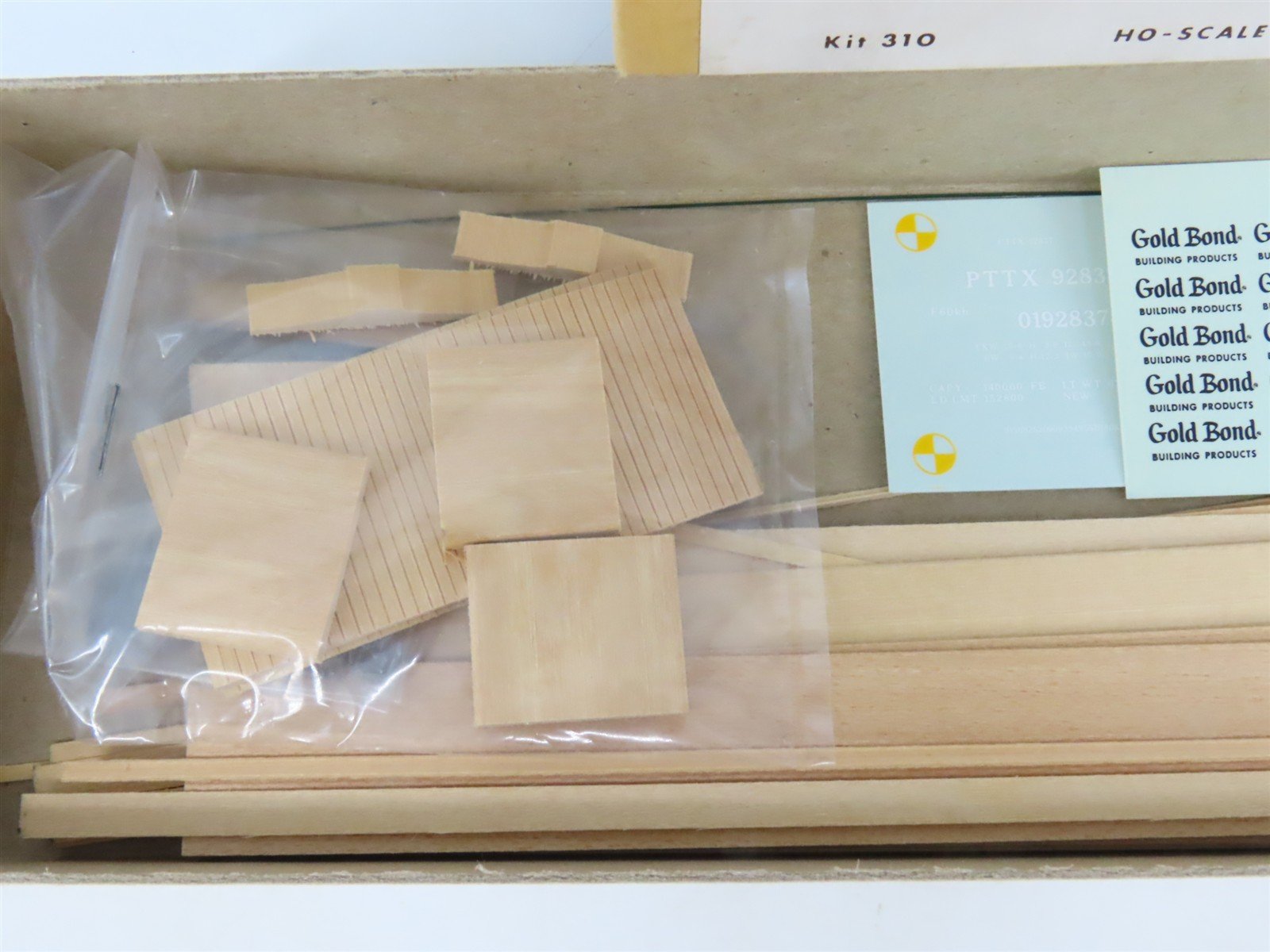 HO Gloor Craft Models Kit 310 PTTX Trailer Train 60' Flat Car w/ Gold Bond Load
