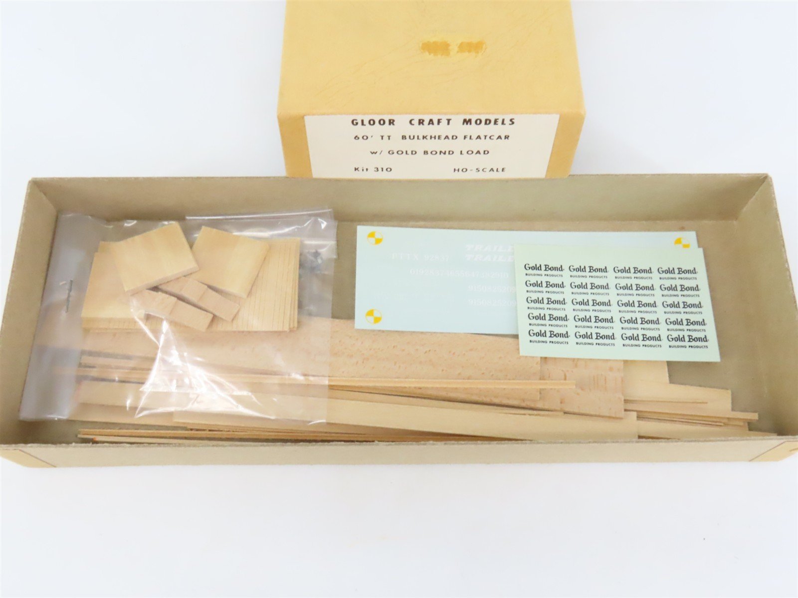 HO Gloor Craft Models Kit 310 PTTX Trailer Train 60' Flat Car w/ Gold Bond Load
